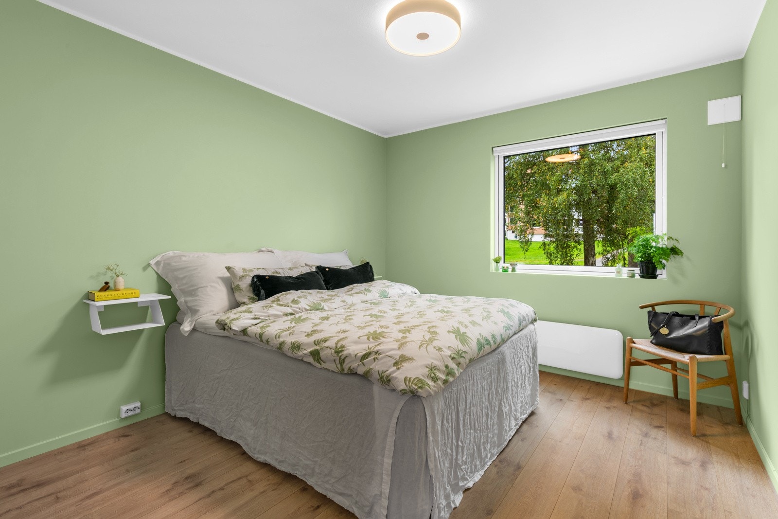 Leiligheten byr på tre stilfulle soverom, med duse og tidsriktige farger for en behagelig atmosfære. Galleribilde