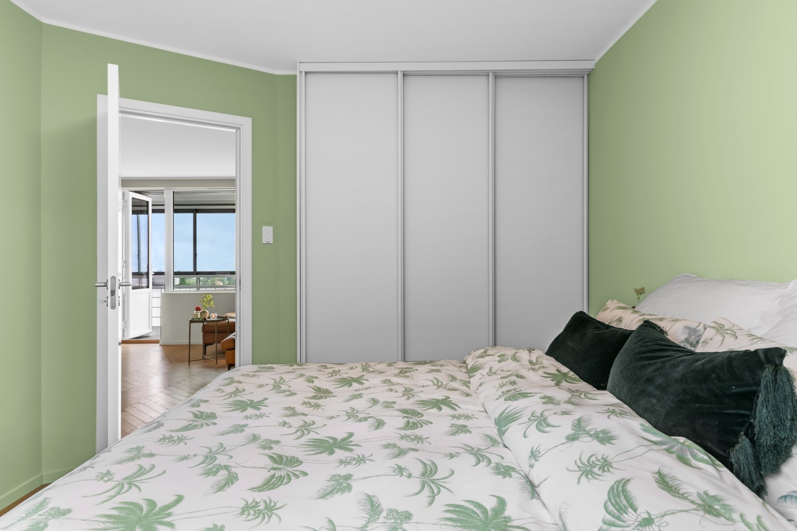 På hovedsoverommet er det plass til dobbeltseng, og rommet har en stor og plassbygget skyvedørsgarderobe med hvite fronter. Galleribilde