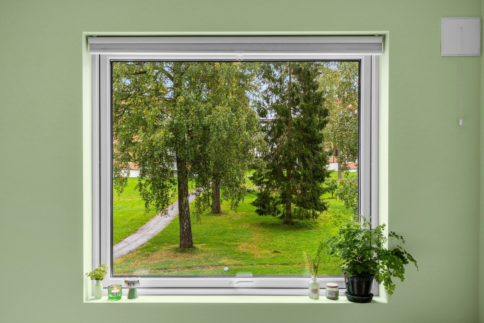 Hyggelig utsyn mot et stille grøntområde fra soveromsvinduet. Galleribilde