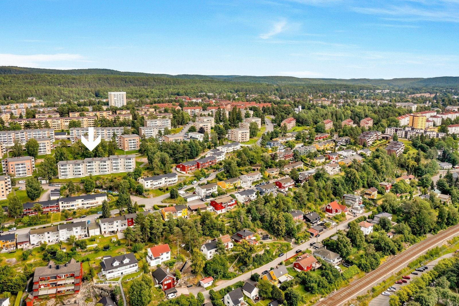 Boligen har en meget sentral, men samtidig skjermet beliggenhet i et attraktivt og barnevennlig boligområde på Godlia/Oppsal. Kun en spasertur fra boligen til Østmarka. Galleribilde