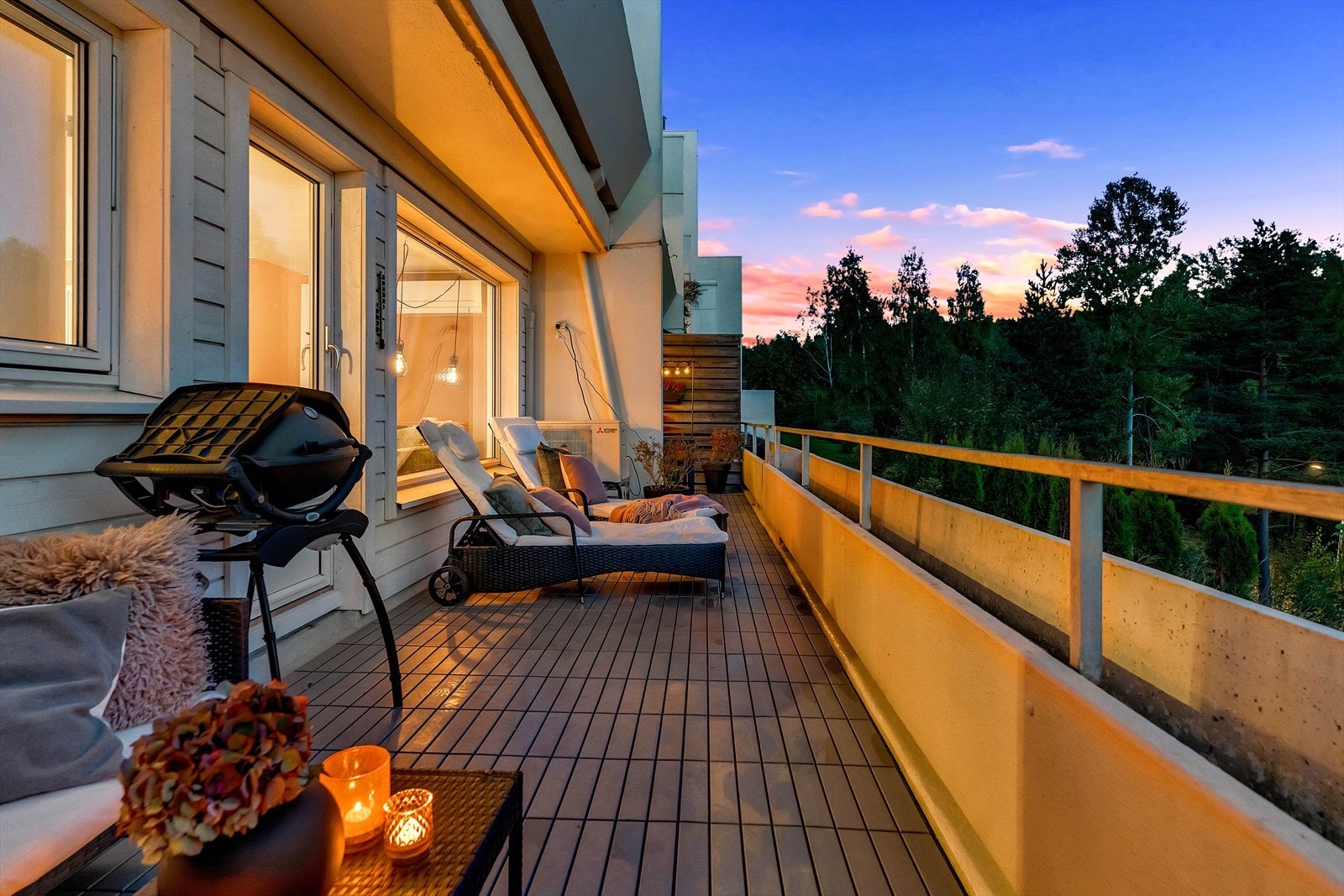 Fra stuen er det utgang til en stor balkong. Galleribilde