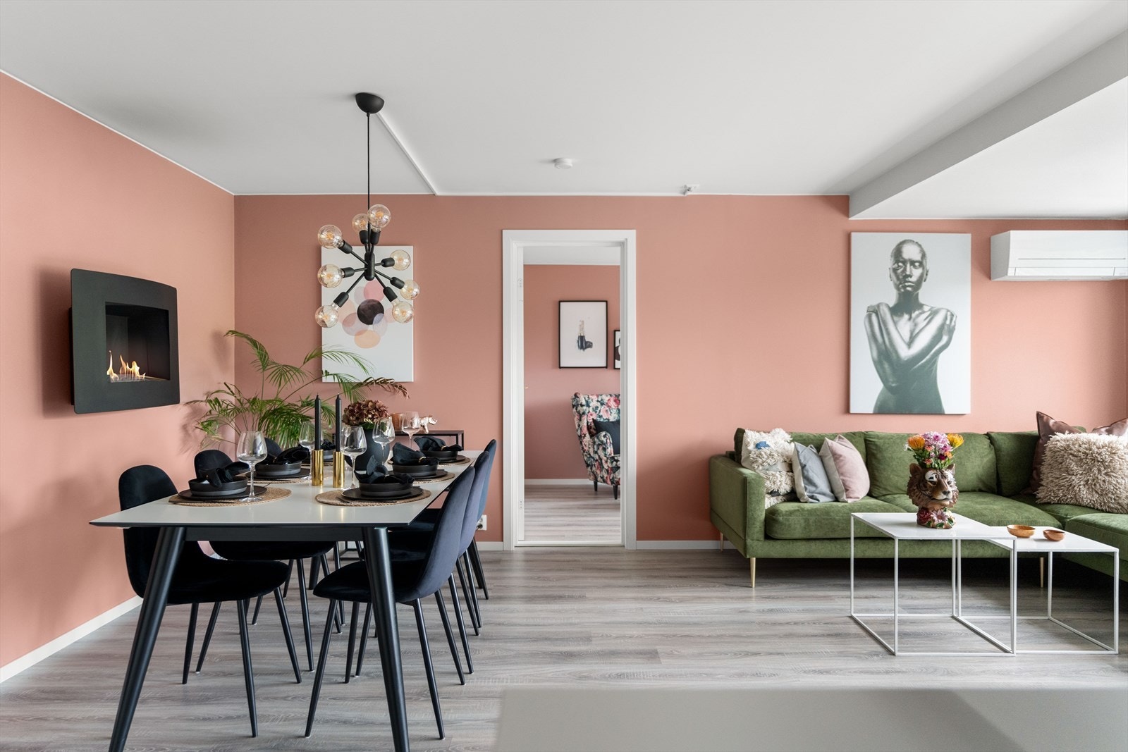 Fra stuen er det inngang til to soverom. Galleribilde