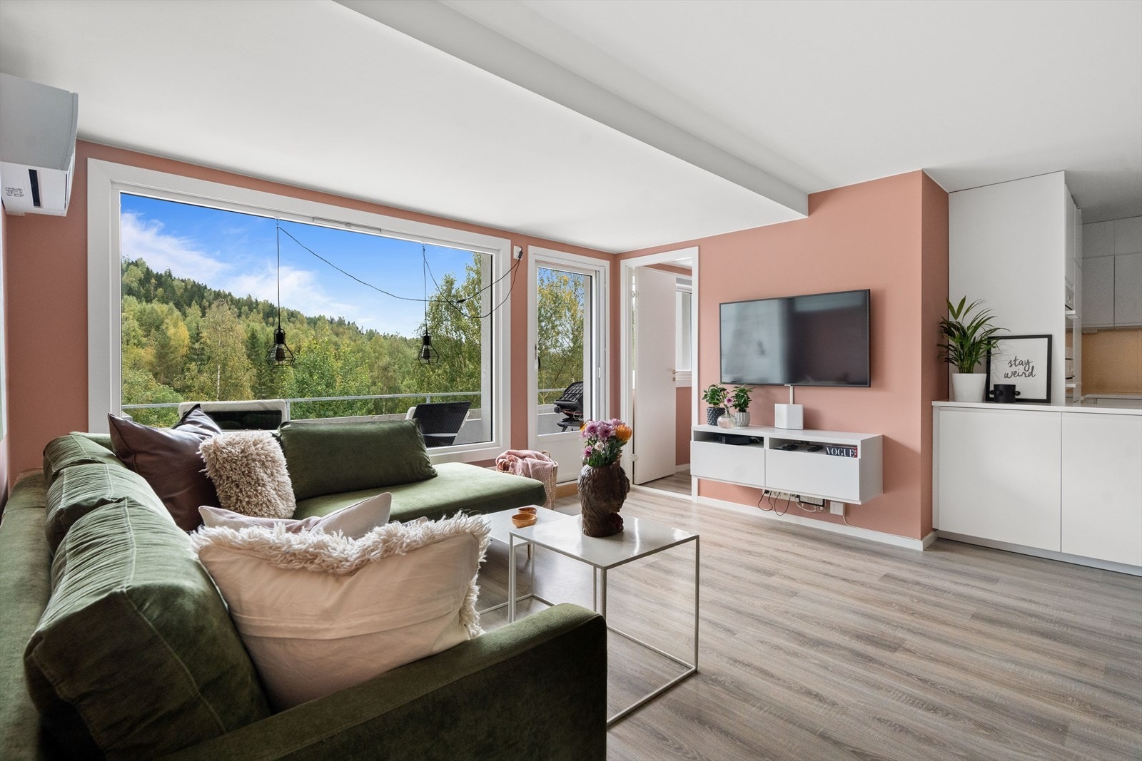 De store vindusflatene slipper inn rikelig med naturlig lys, samt gir fin utsikt mot de grønne nærområdene. Galleribilde