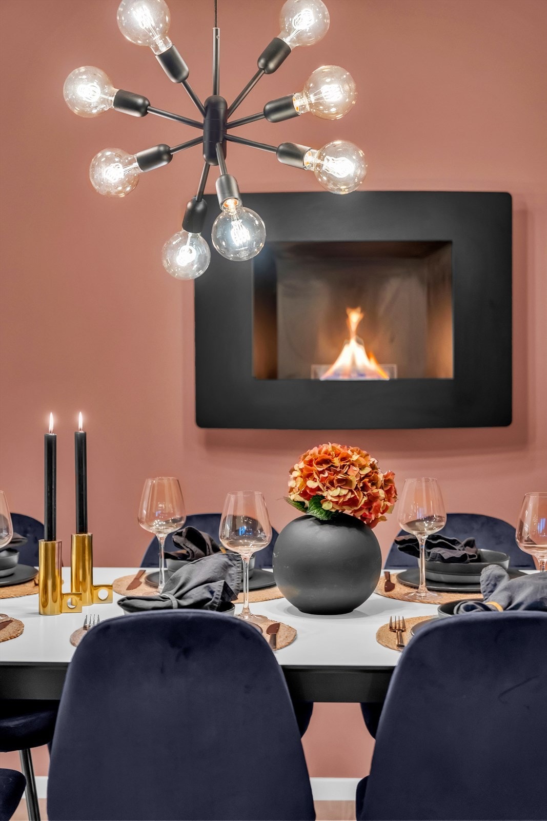 Rommet har pent malte veggflater, samt laminat på gulvet. Boligen ble oppusset i 2019. Galleribilde