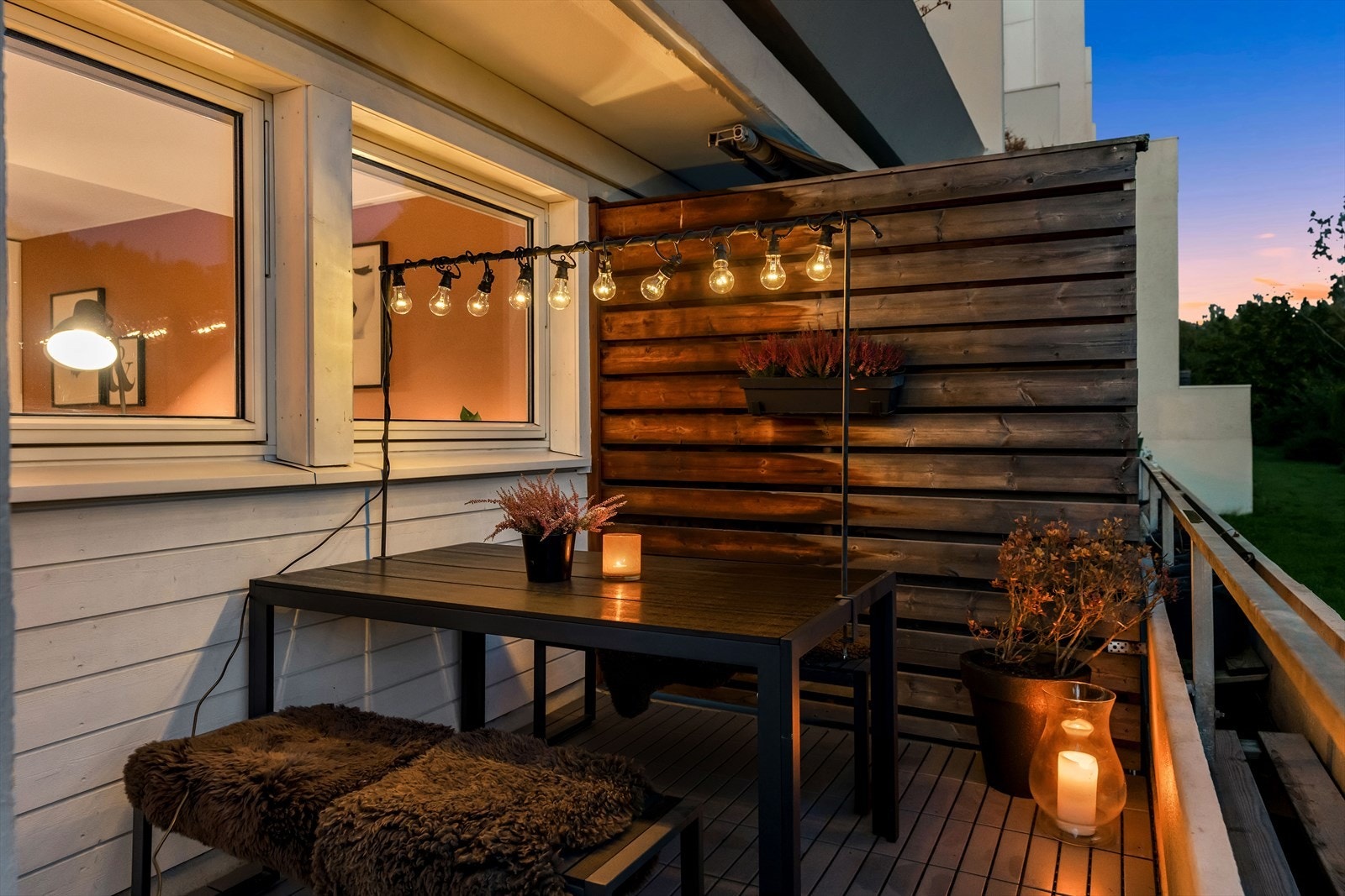 Her ute er det god plass til sittegruppe, samt gass-/elektrisk grill. Galleribilde