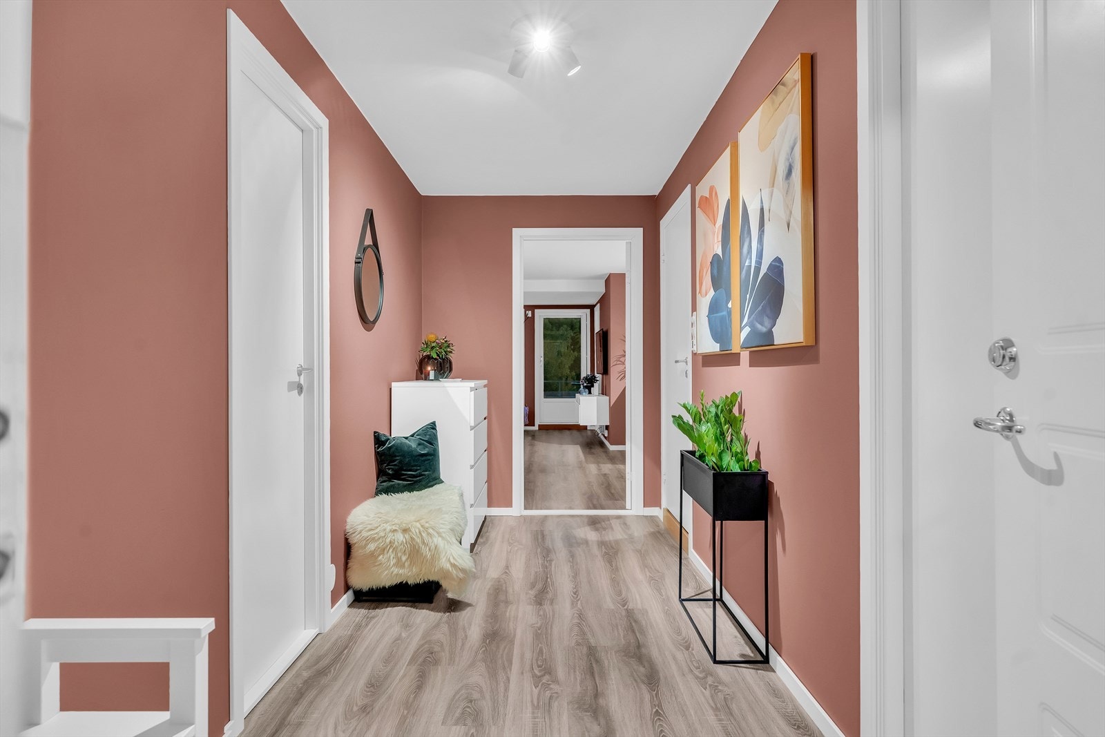 Boligen har en lys og innbydende entré med god plass til å henge fra seg yttertøy og sette fra seg sko. Galleribilde