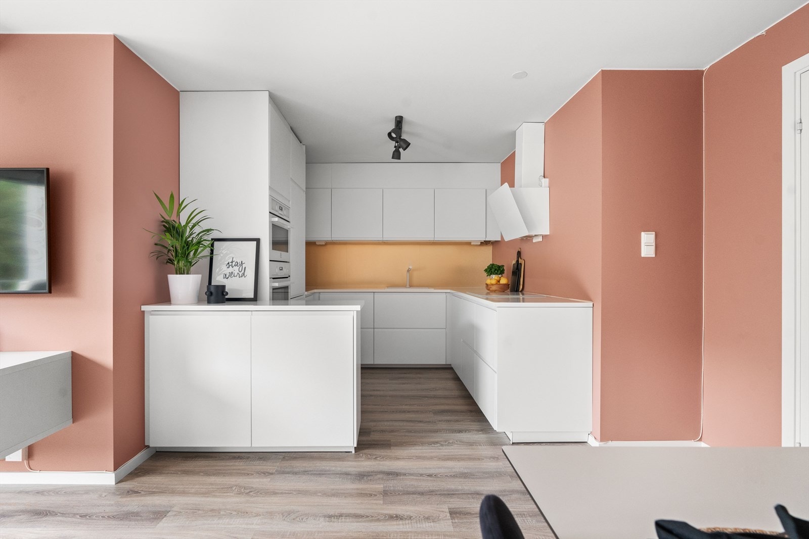 Innredningen har skap med glatte fronter, og benkeplaten er av laminat. Galleribilde