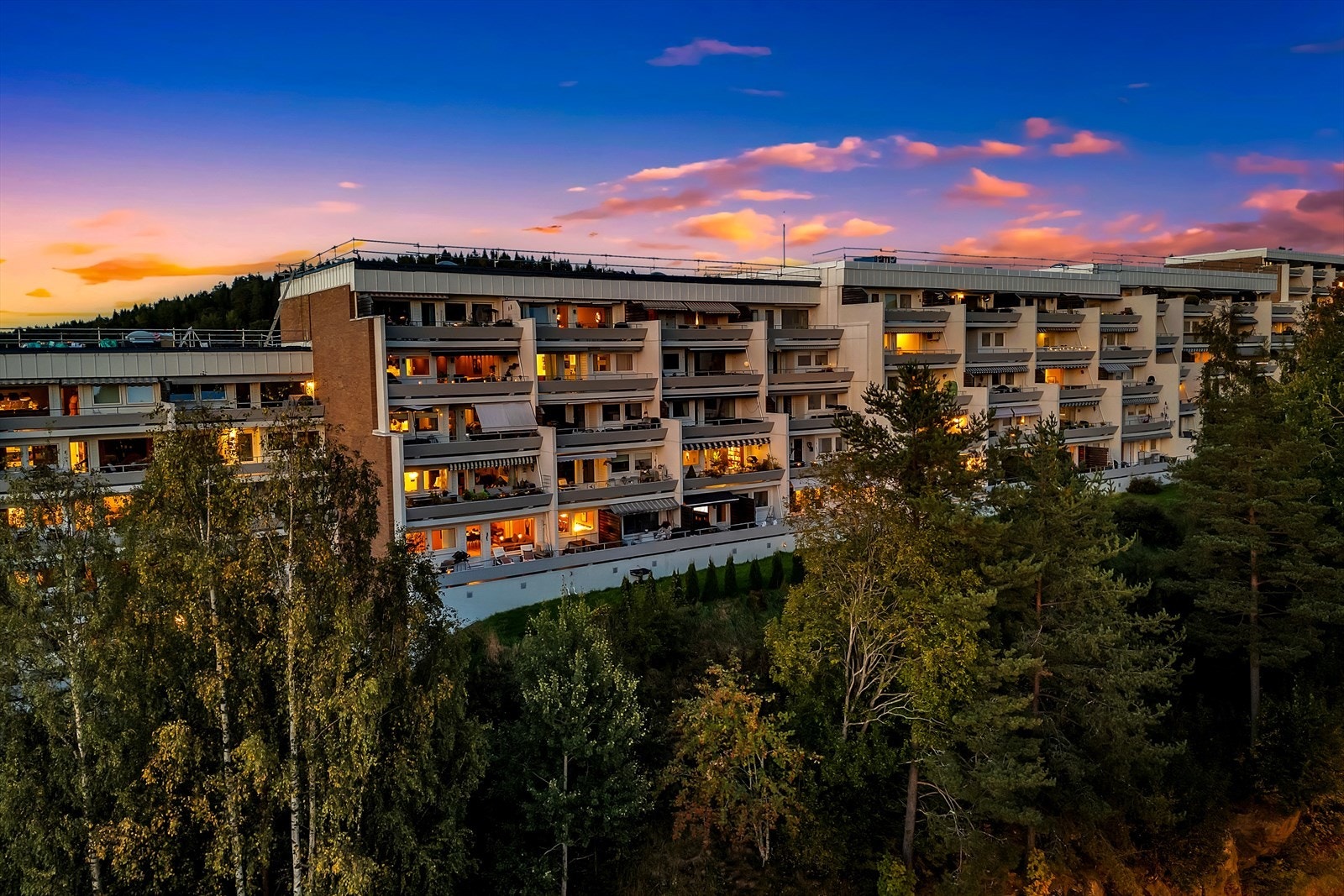 Uteplassene i bygget er vendt mot fredelige og frodige naturområder. Galleribilde