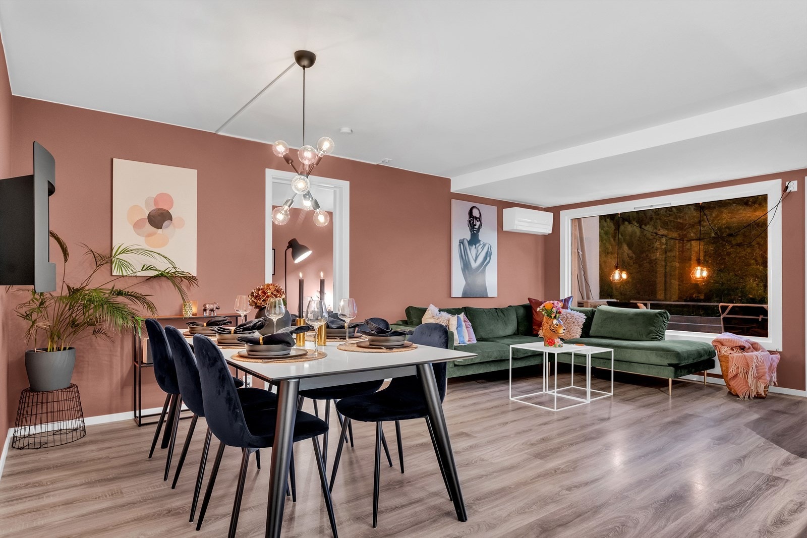 Stuen er av fin størrelse, med åpen løsning inn mot kjøkkenet fra spisestuen. Galleribilde