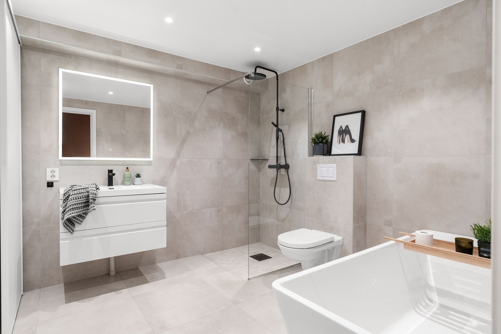 Badet ble totalrenovert i 2019. Arbeidene er utført av Evensen bad og snekkerservice. Galleribilde