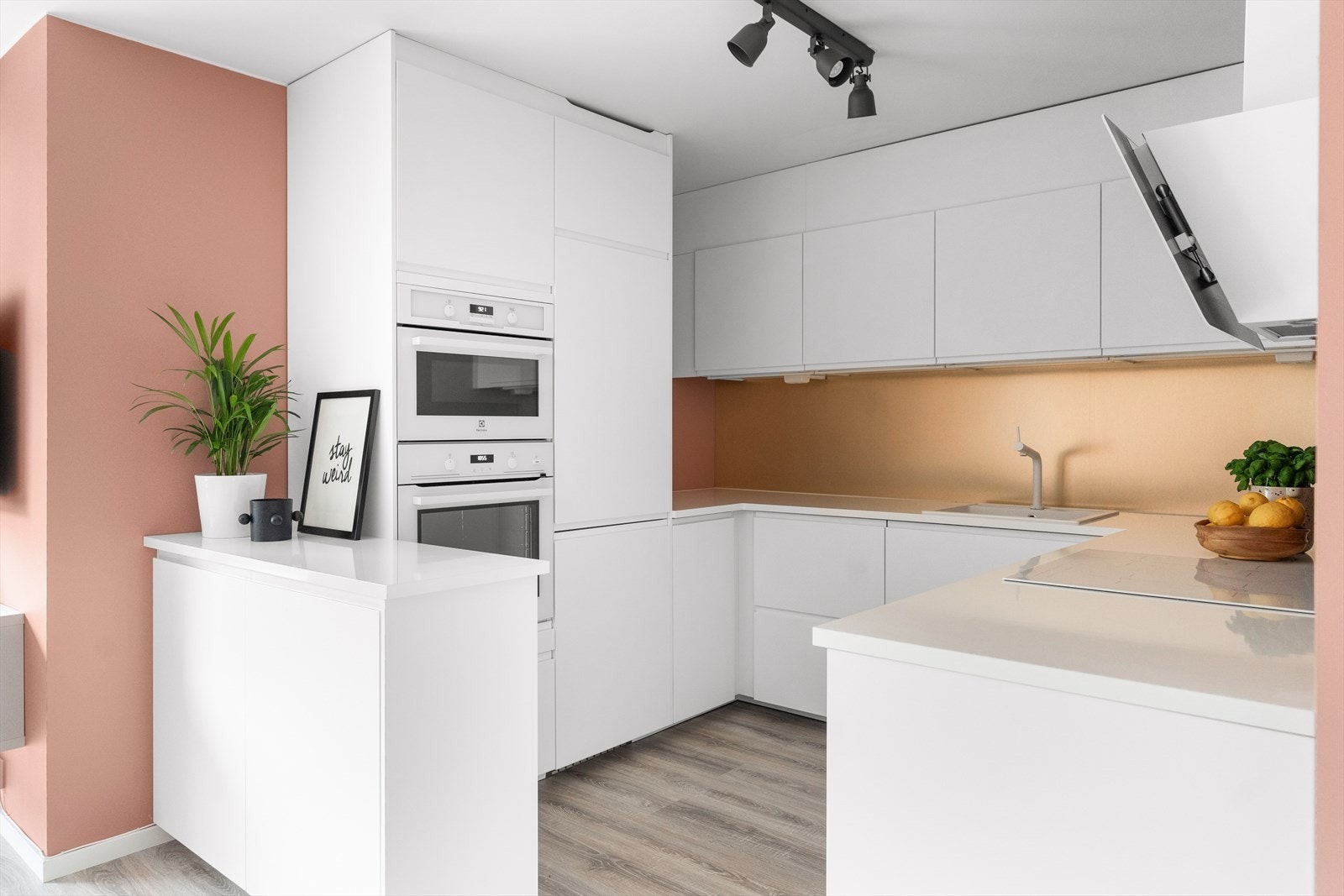 Det er montert integrert kjøl-/fryseskap, oppvaskmaskin, platetopp, micro, vannstoppsystem og komfyrvakt. Galleribilde