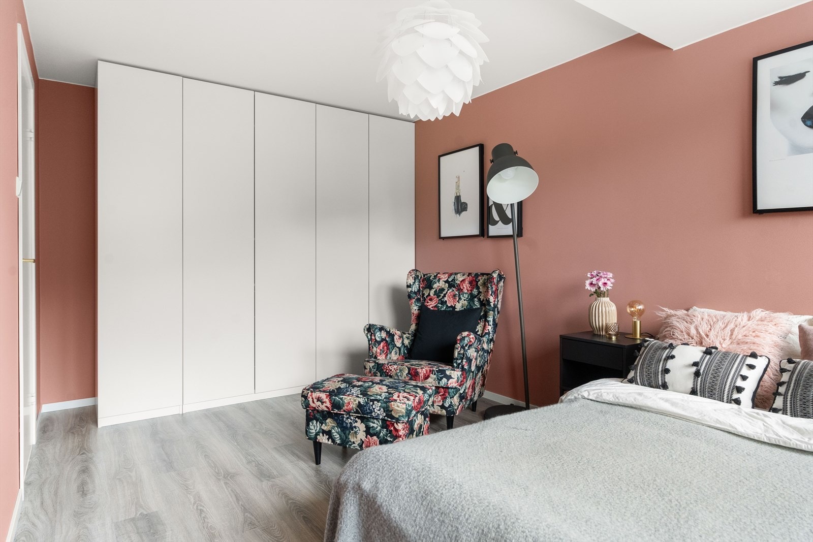 Hovedsoverommet har god plass til dobbeltseng med tilhørende nattbord. Videre er det godt med lagringsplass i en romslig garderobeløsning. Galleribilde