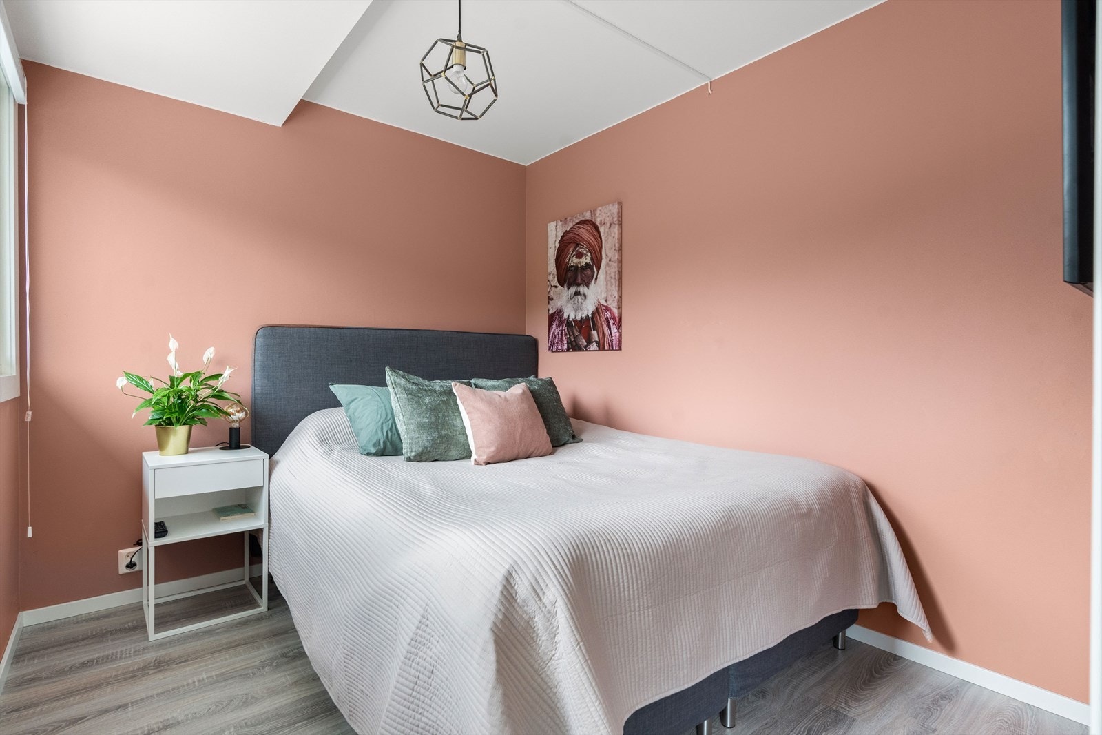 Soverom nr. 2 fungerer ypperlig som barnerom, gjesterom eller kontor - her er mulighetene mange! Rommet har plass til seng, nattbord og garderobeløsning. Galleribilde