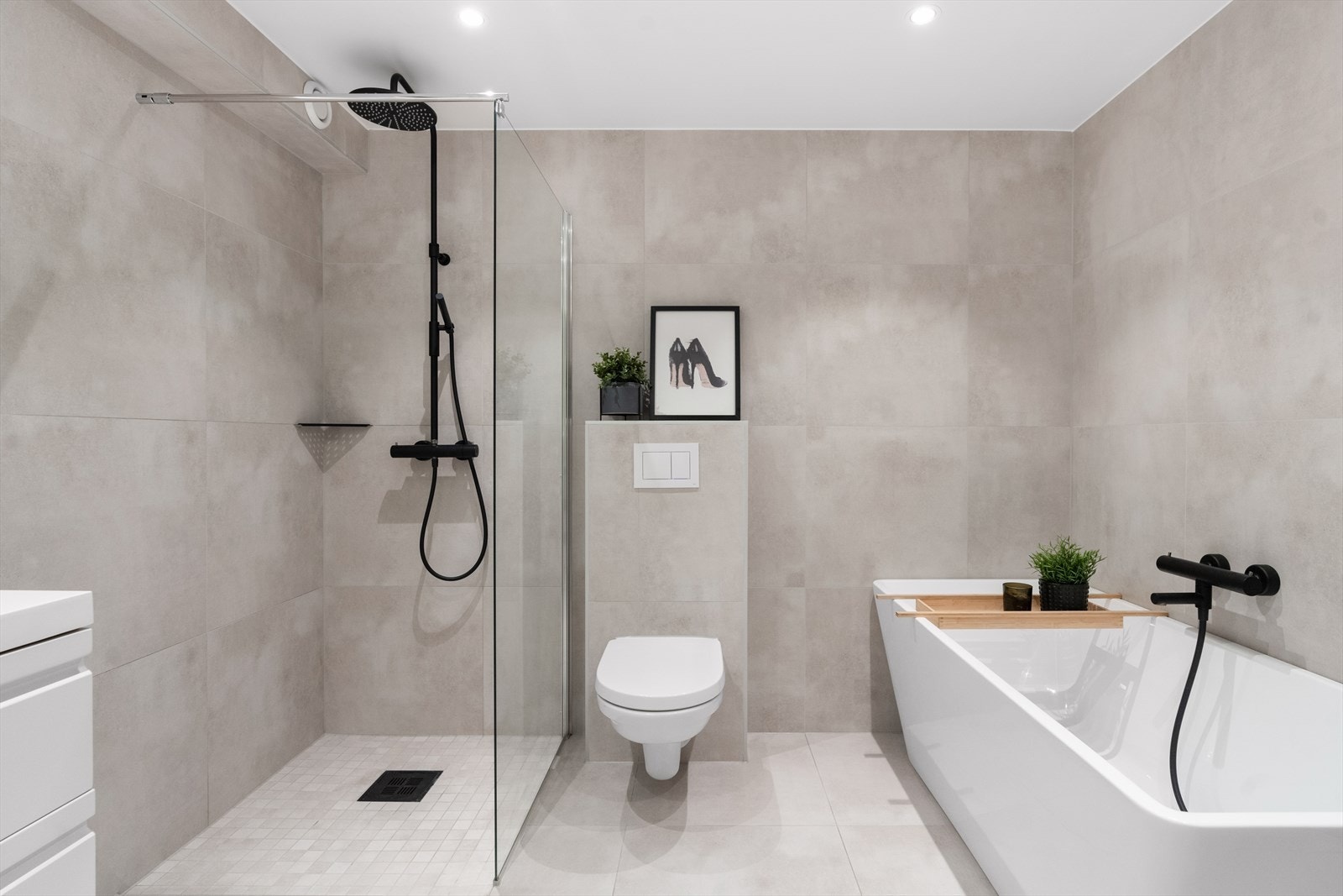 Gulv og vegger er flislagt, og rommet har elektriske varmekabler. Galleribilde