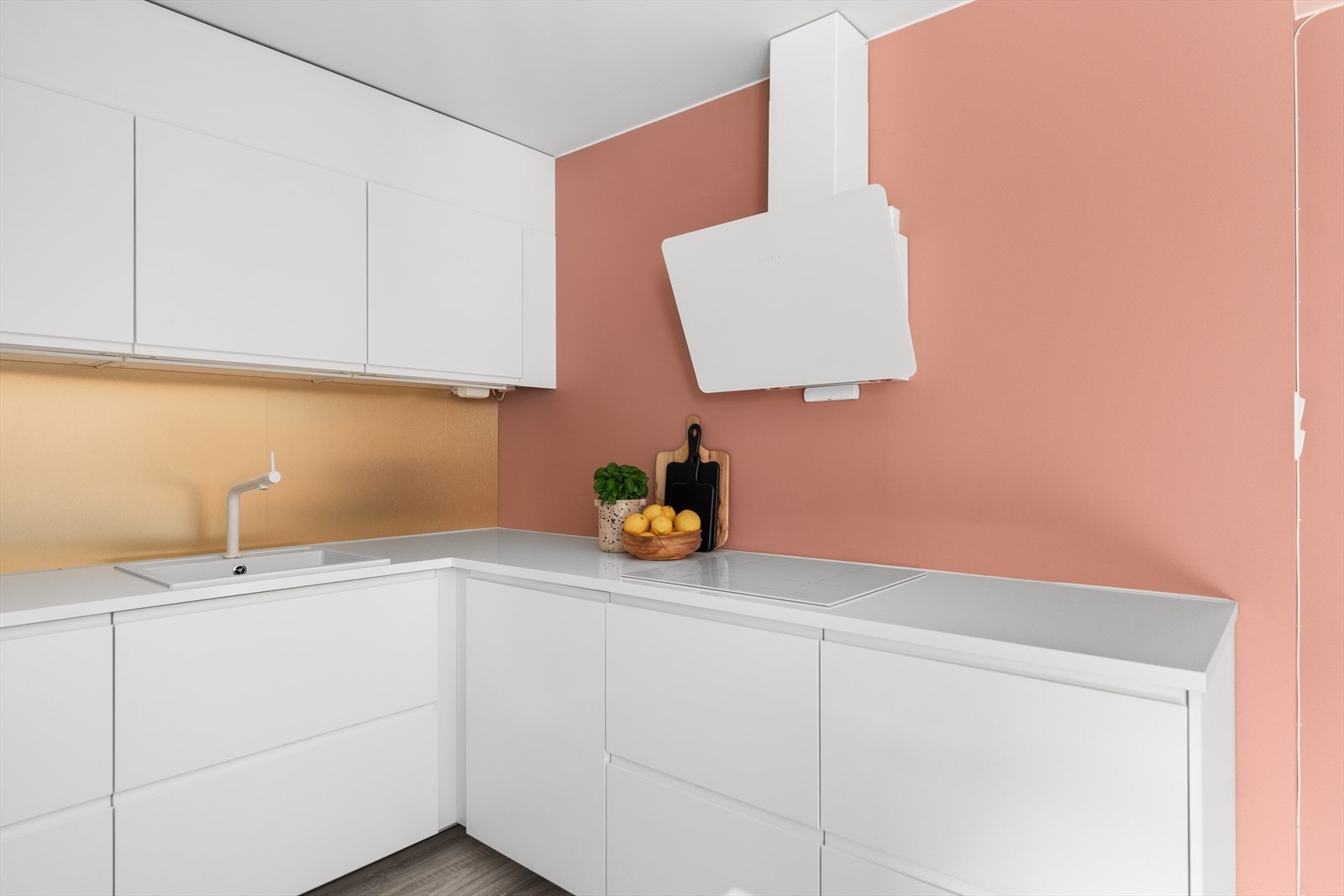 Over platetoppen er det tilkoblet kjøkkenventilator med kullfilter. Galleribilde