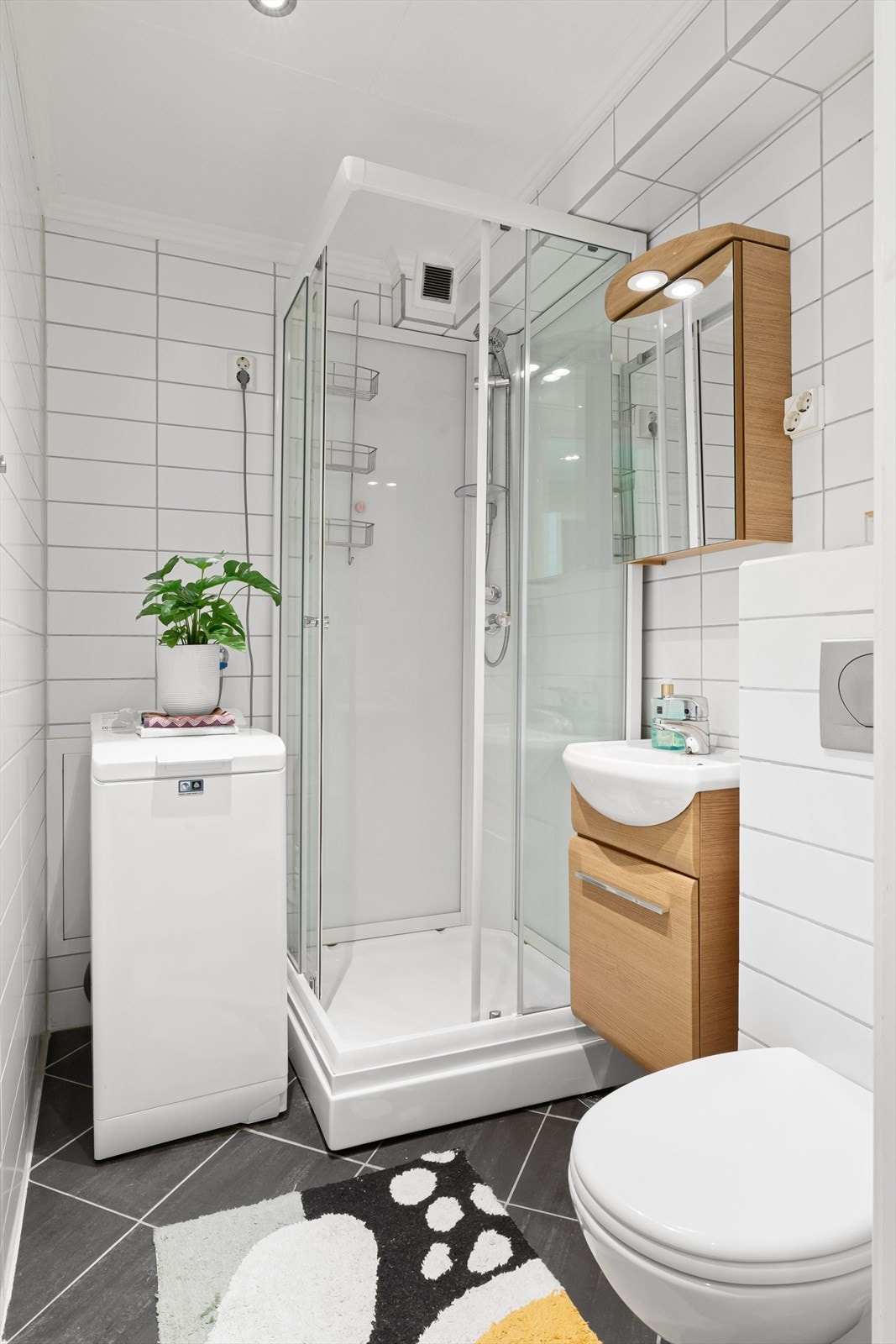 Pent helfliset baderom med gulvvarme og opplegg for vaskemaskin Galleribilde