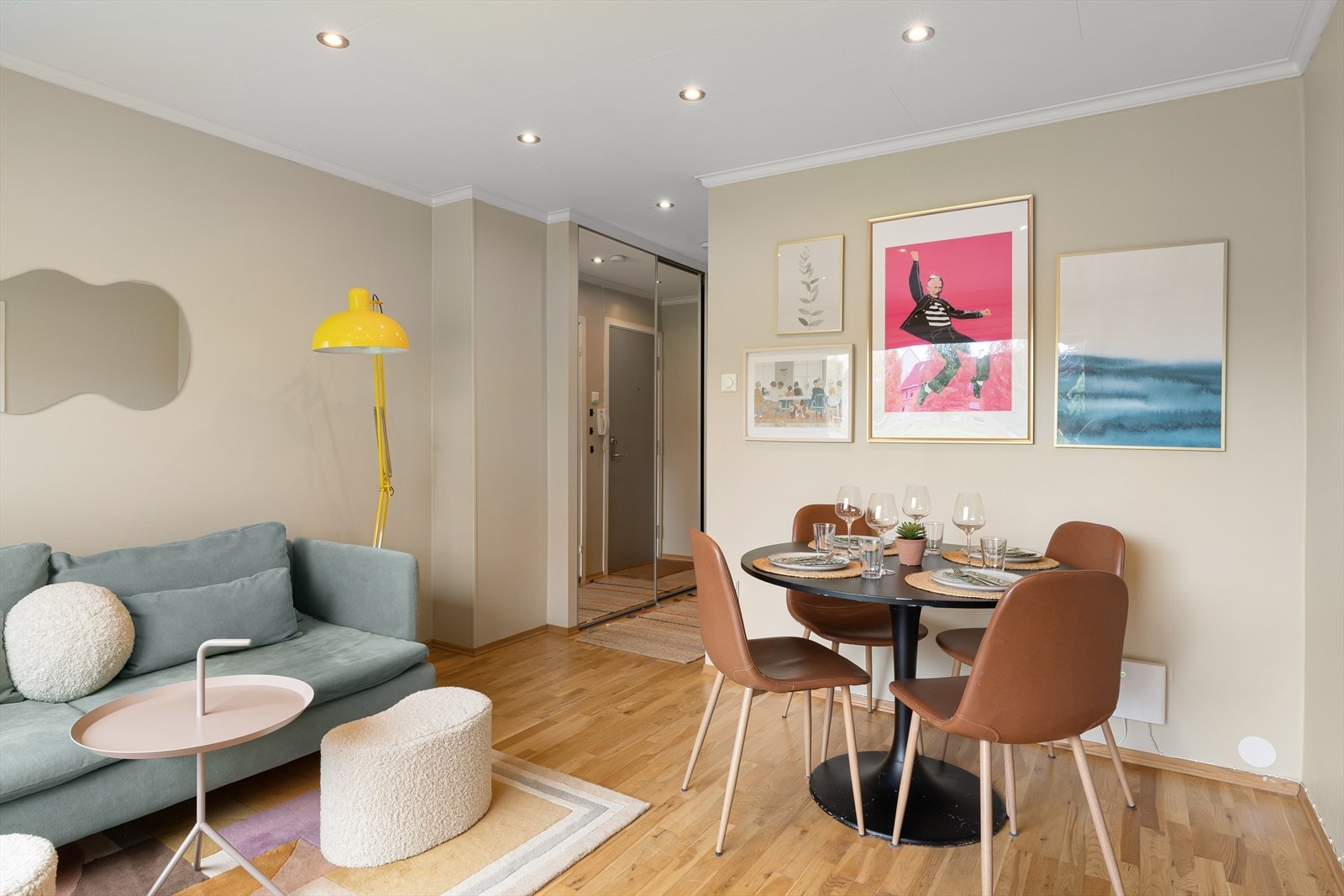 I stuen får man plass til både sofagruppe og spisebord Galleribilde