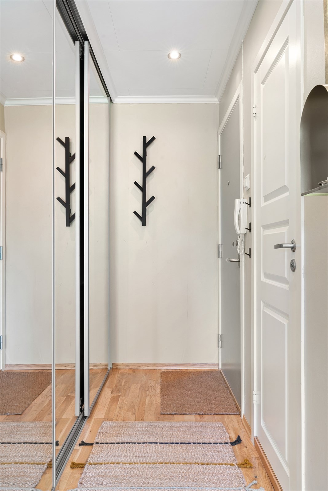 Lys entré med stor skyvedørsgarderobe Galleribilde