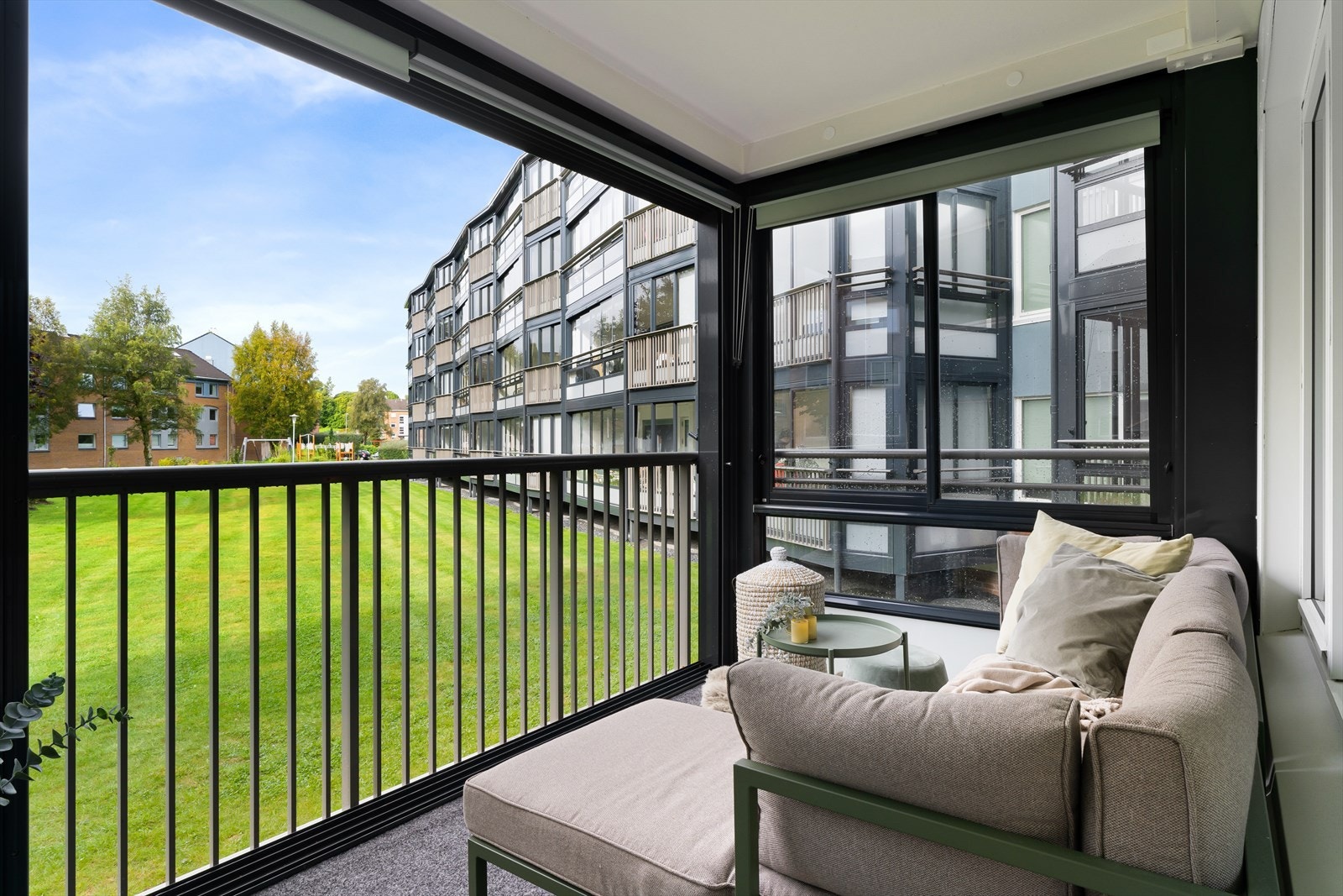 Vinduene på balkongen kan åpnes og lukkes etter vær og vind Galleribilde