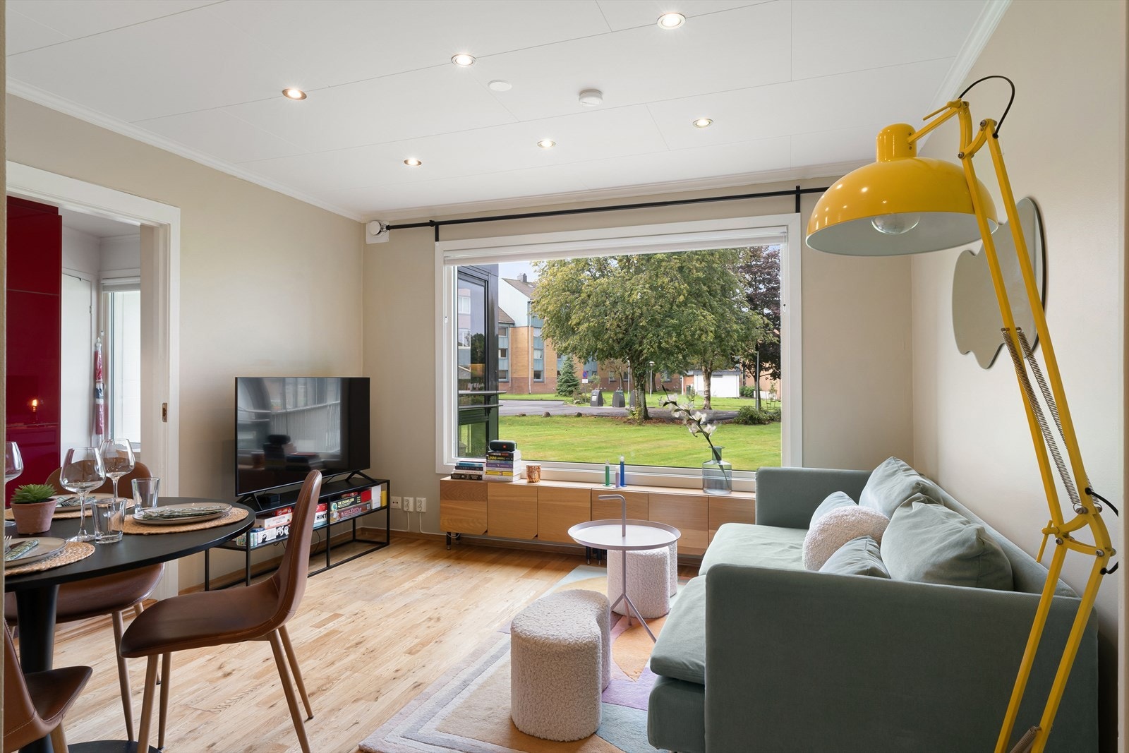 Fin stue med fint utsyn, parkett på gulv og lysmalte flater Galleribilde