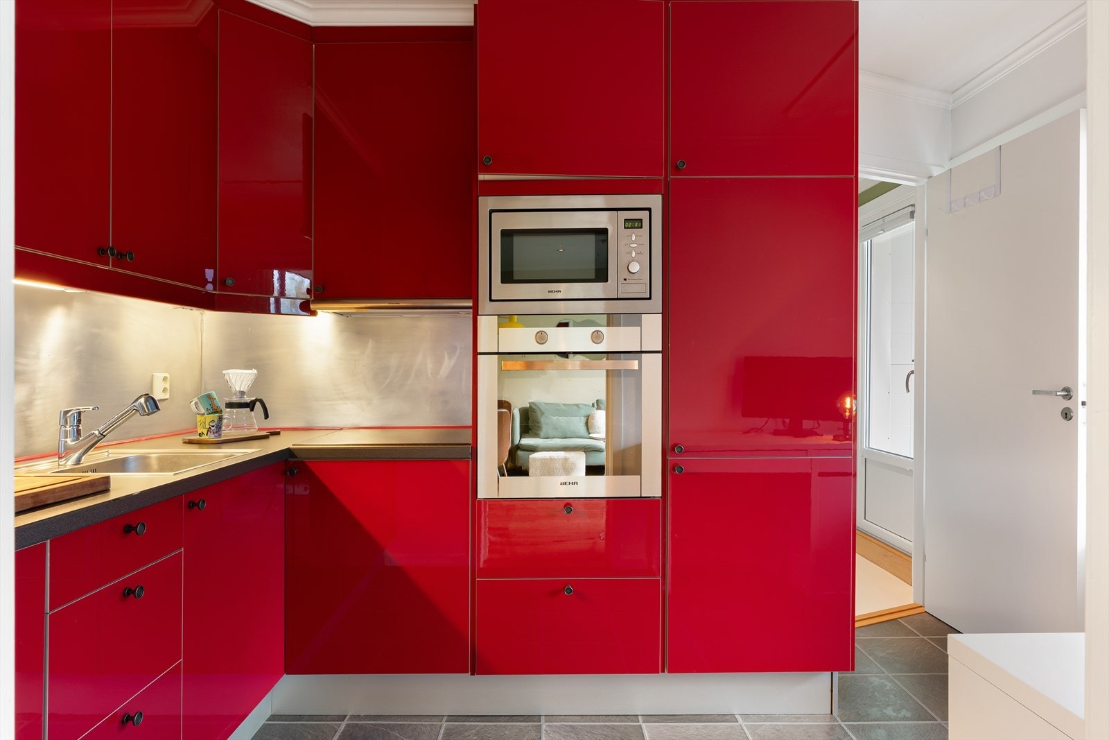 Integrert oppvaskmaskin, stekeovn, mikro og kjøle-/ og fryseskap som følger med i handelen Galleribilde