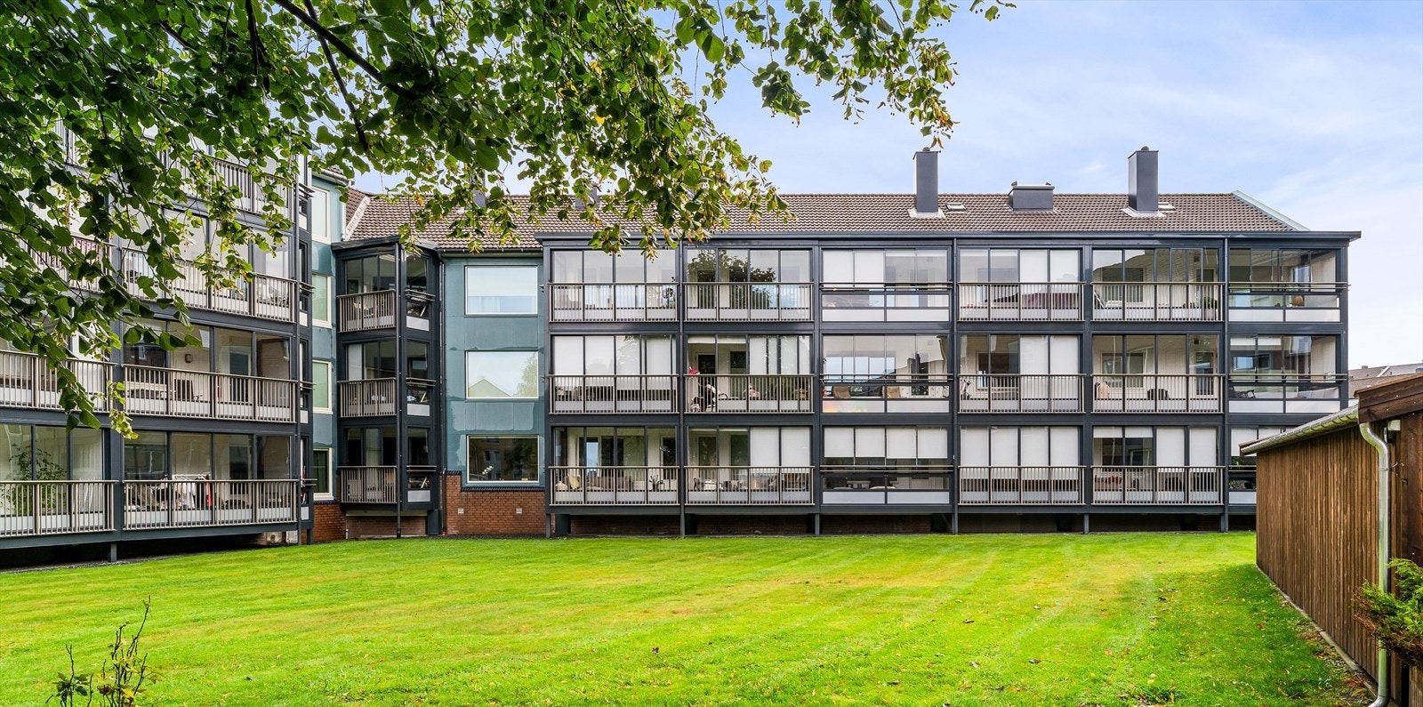 Leiligheten ligger i en høy 1. etasje med en sentral beliggenhet Galleribilde