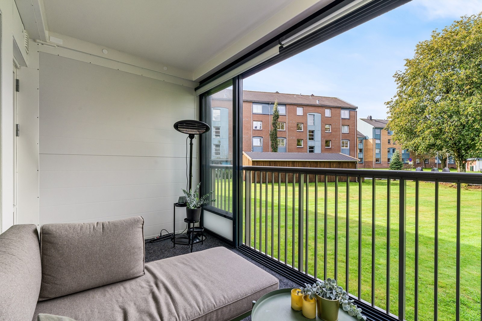 Kjekk og romslig innglasset balkong med gode solforhold Galleribilde