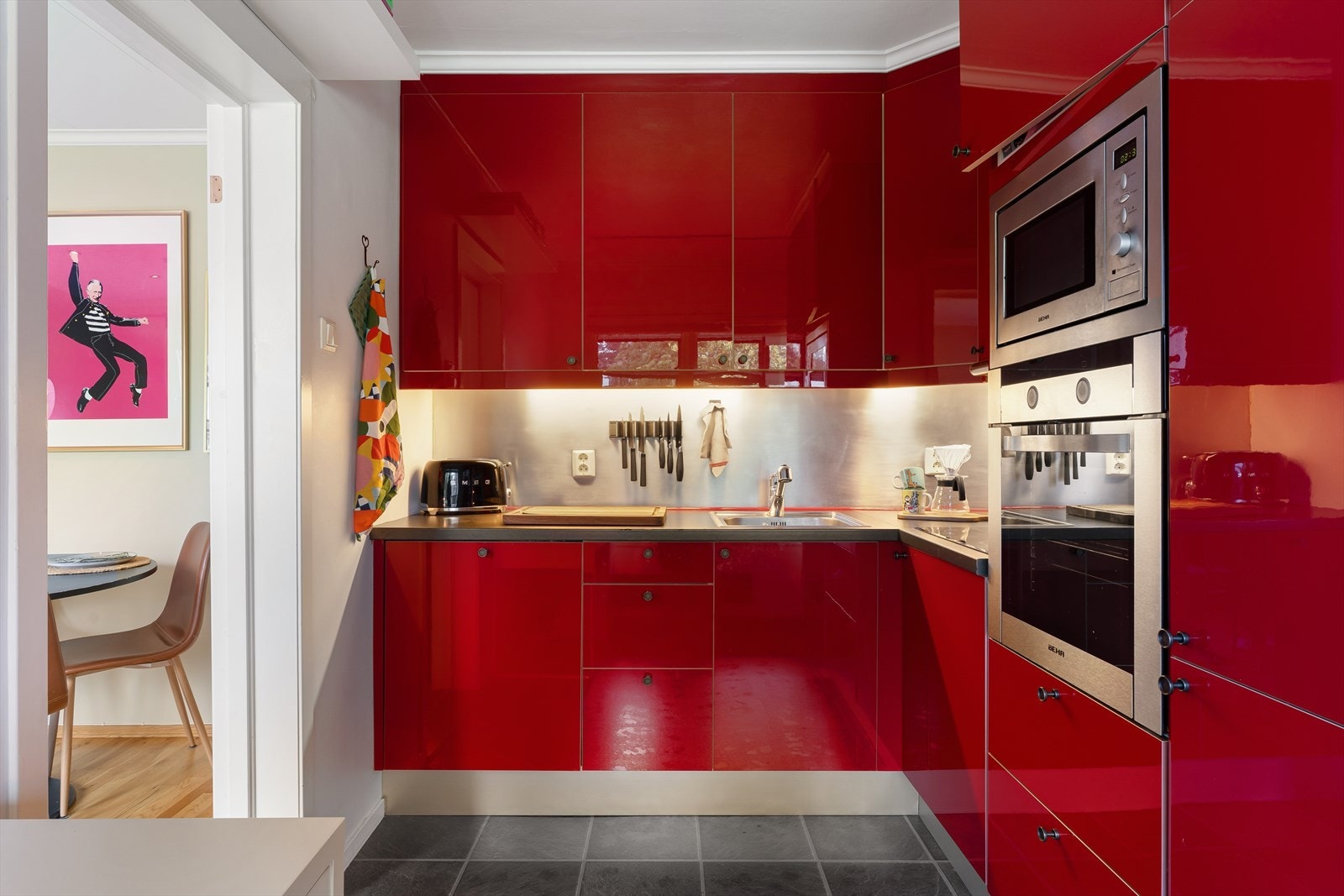 Flott kjøkken med god skap- og benkeplass Galleribilde