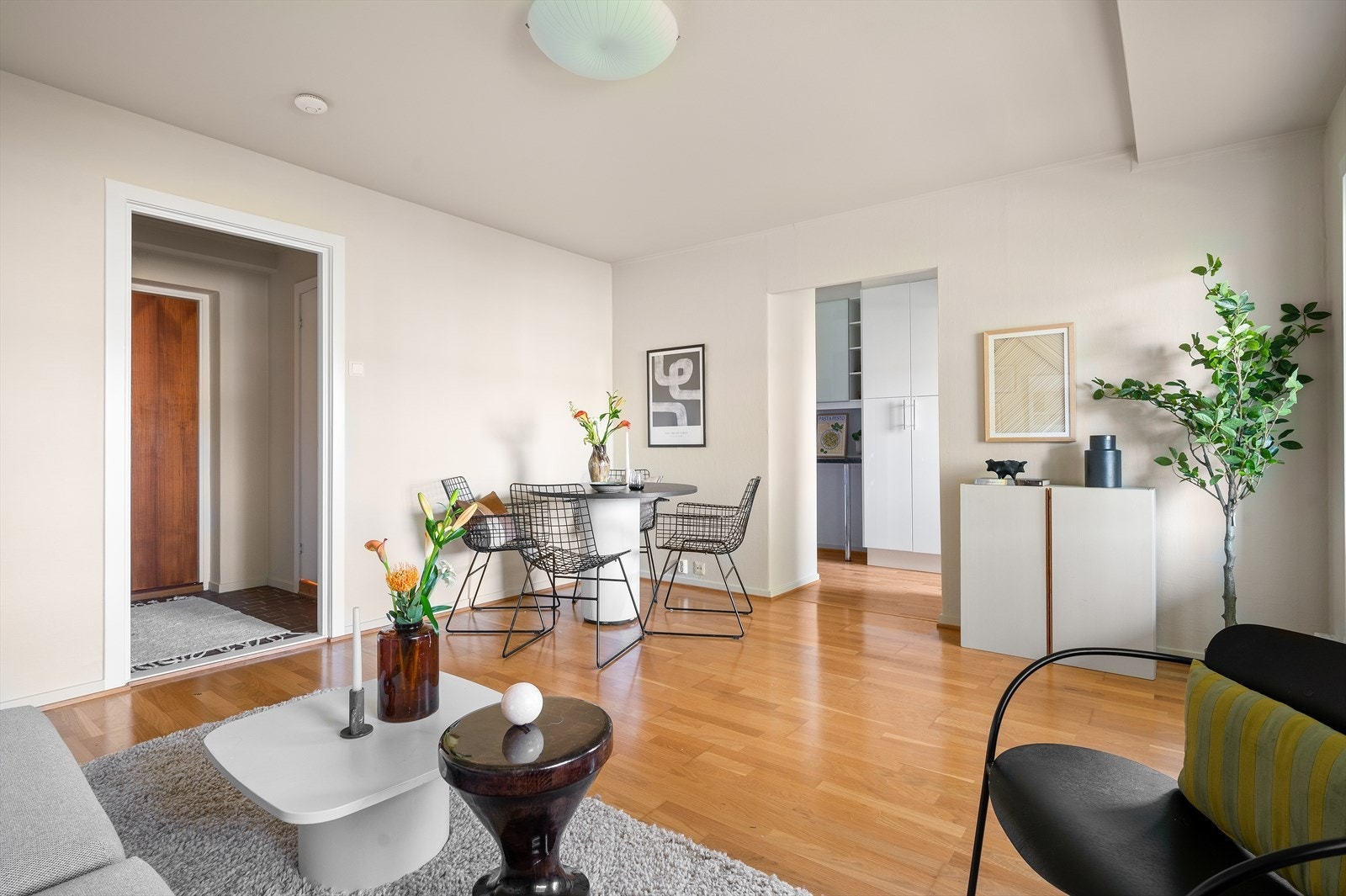 Stue som enkelt kan deles inn i soner - her er det plass til en sofagruppe med naturlig avstand til TV-seksjon. Galleribilde