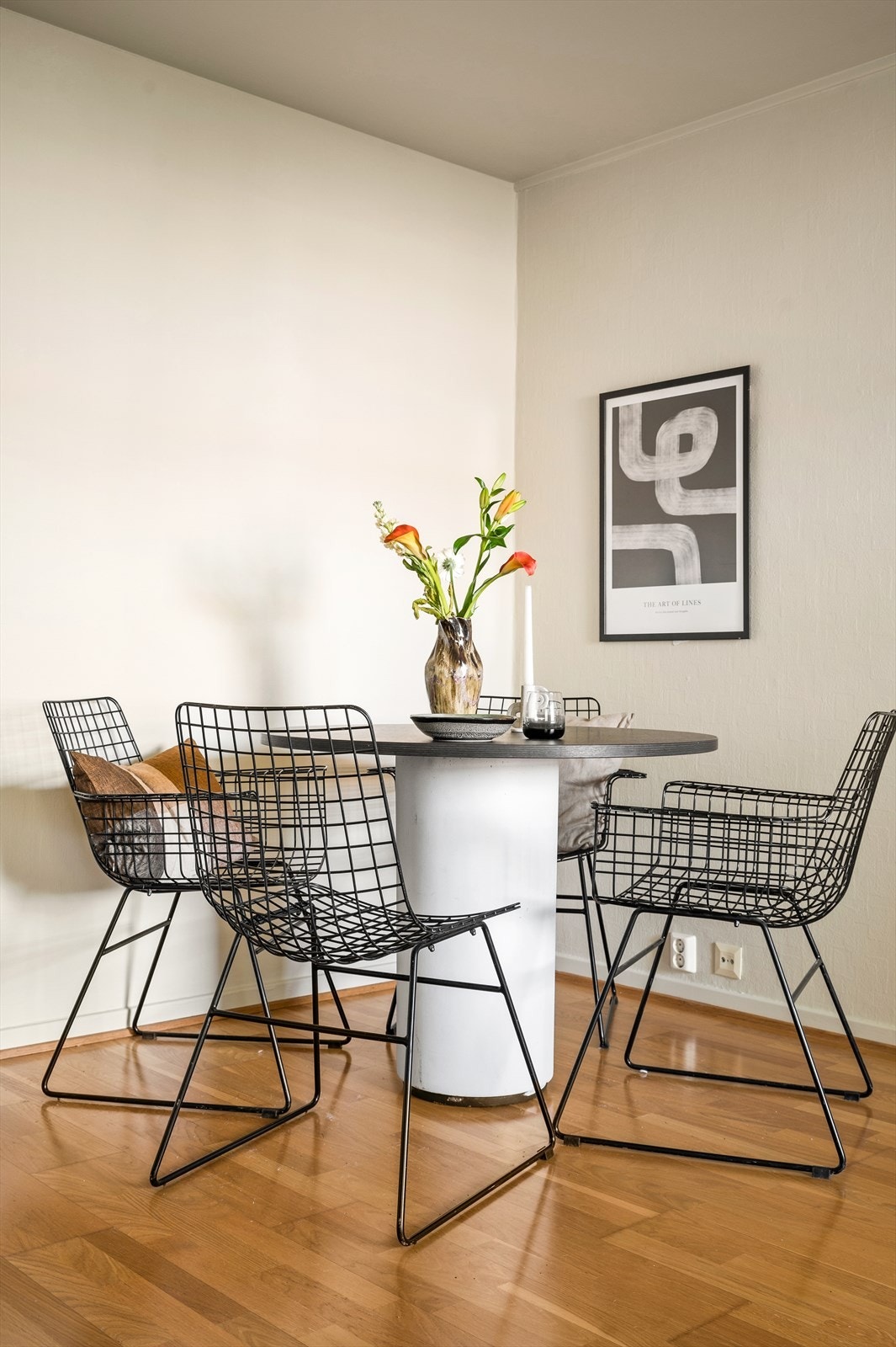 Her er det også fin og naturlig plass til et spisebord med tilhørende stoler. Galleribilde