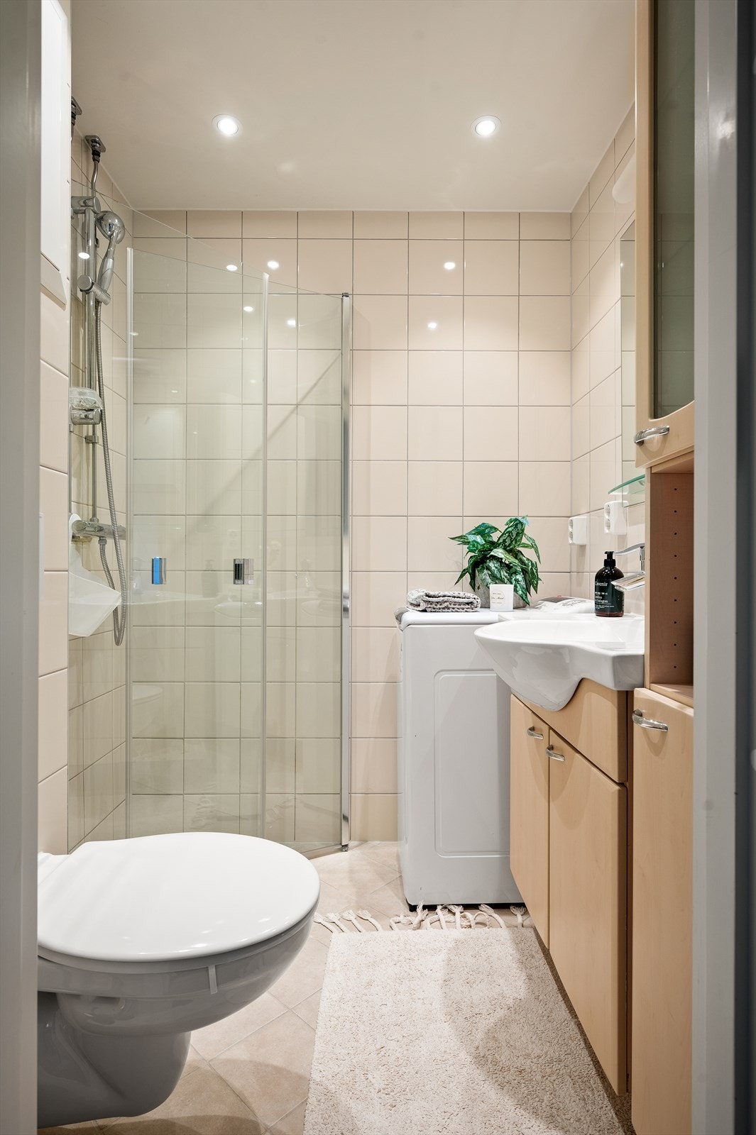 Delikat flislagt bad med varmekabler i gulv og downlights i himling. Badet ble totalrenovert i regi av borettslaget i 2015/2016, soilrør/sluk ble skiftet i den forbindelse. Galleribilde