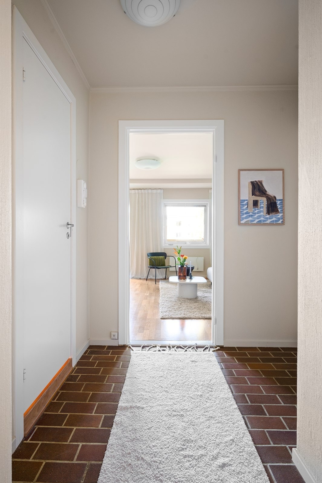 Hyggelig entré med flis på gulvet og malte veggflater. Nymalt i september 2024. Galleribilde