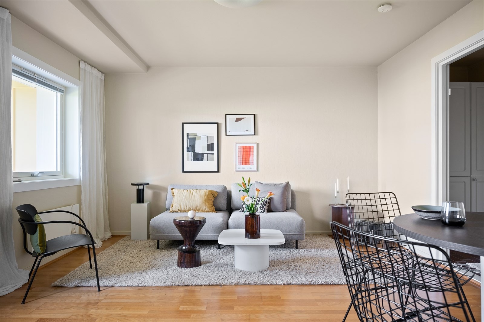 Stuen har svært gode lysforhold fra store vindusflater (2017). Galleribilde