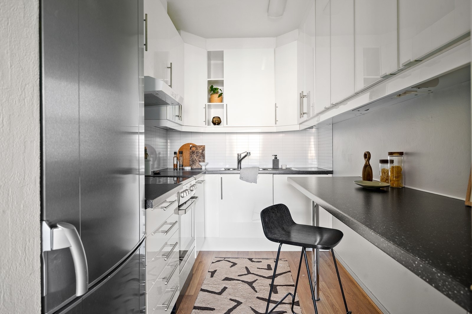 Kjøkkenet er delvis åpent, men likevel en separat sone. Galleribilde