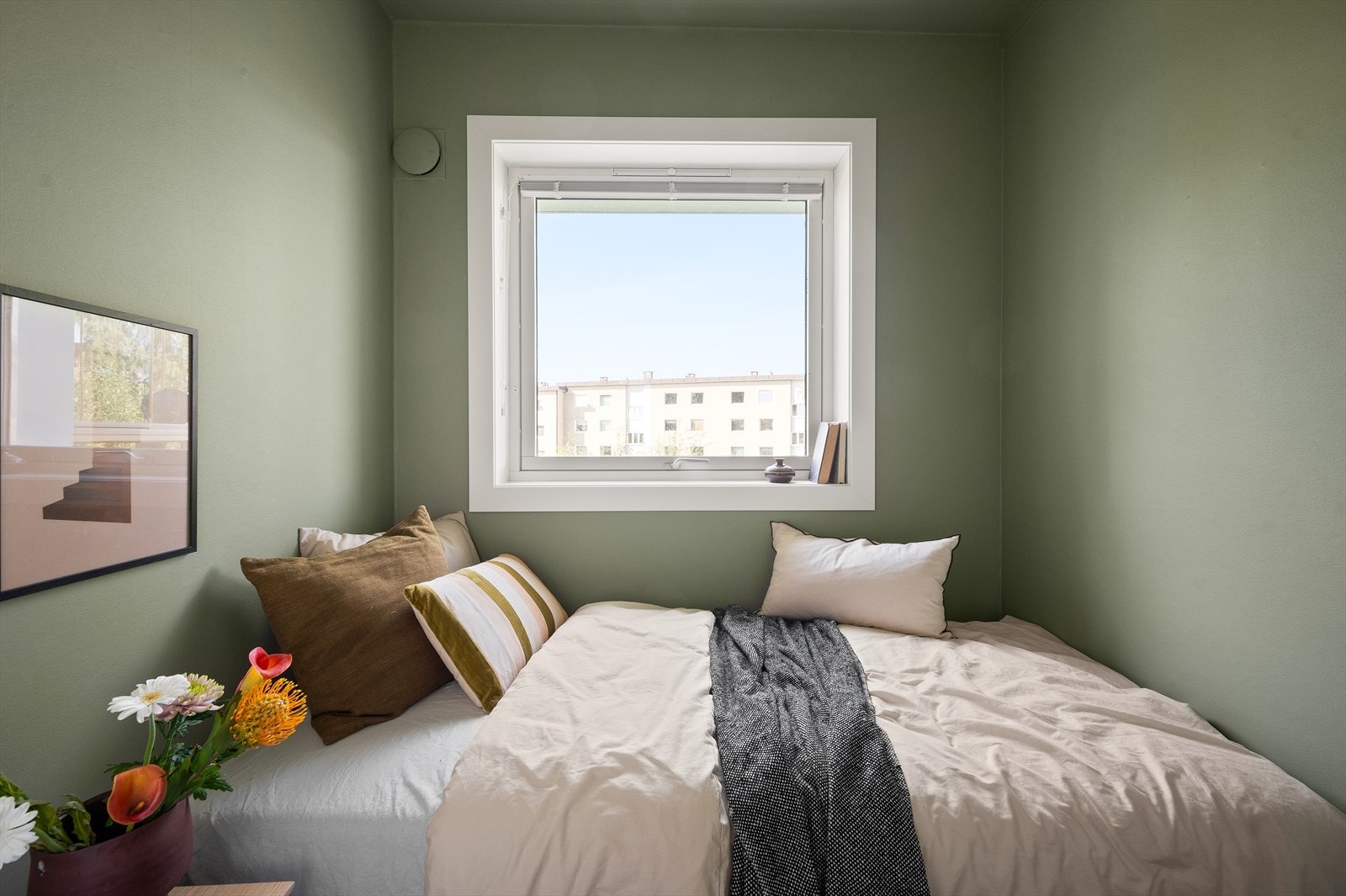 Sovealkoven vender ut mot et rolig og grønt fellesareal. Galleribilde