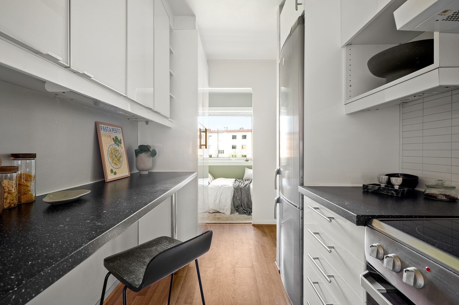 Her får du et kjøkken med god benke- og skapplass. Galleribilde