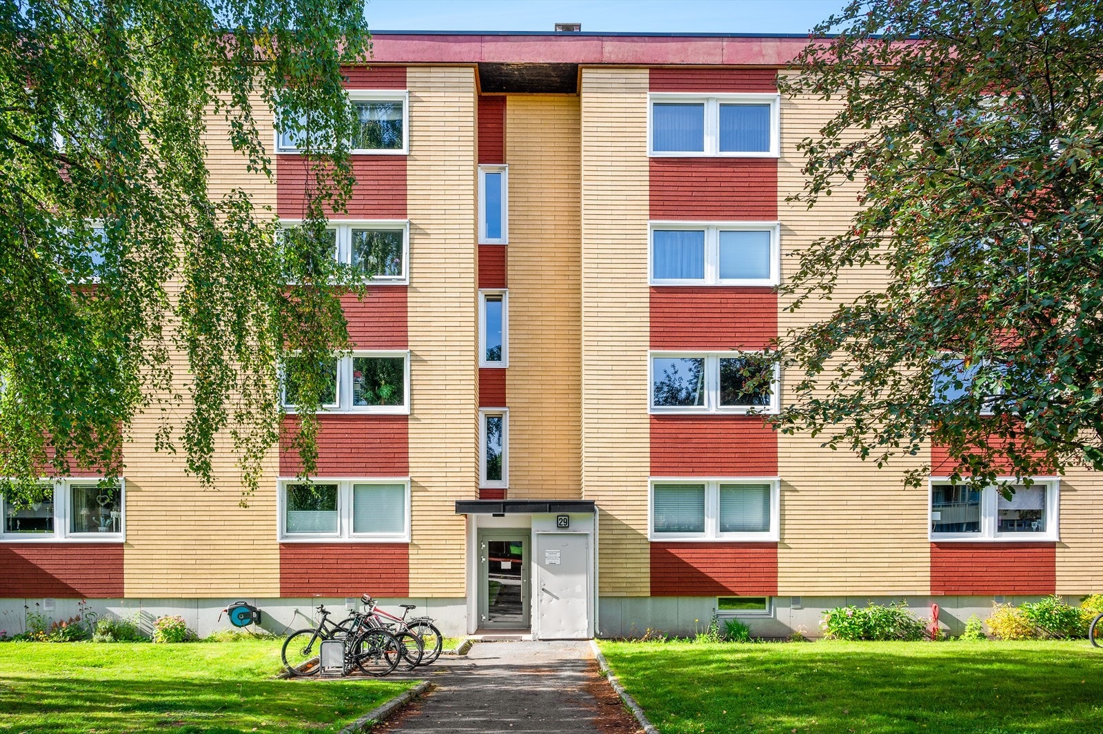 Nærområdet byr på trivelige grøntområder, trafikkstille omgivelser og herfra er det kort vei til gode servicetilbud og off. kom. som enkelt tar deg til sentrum. Galleribilde