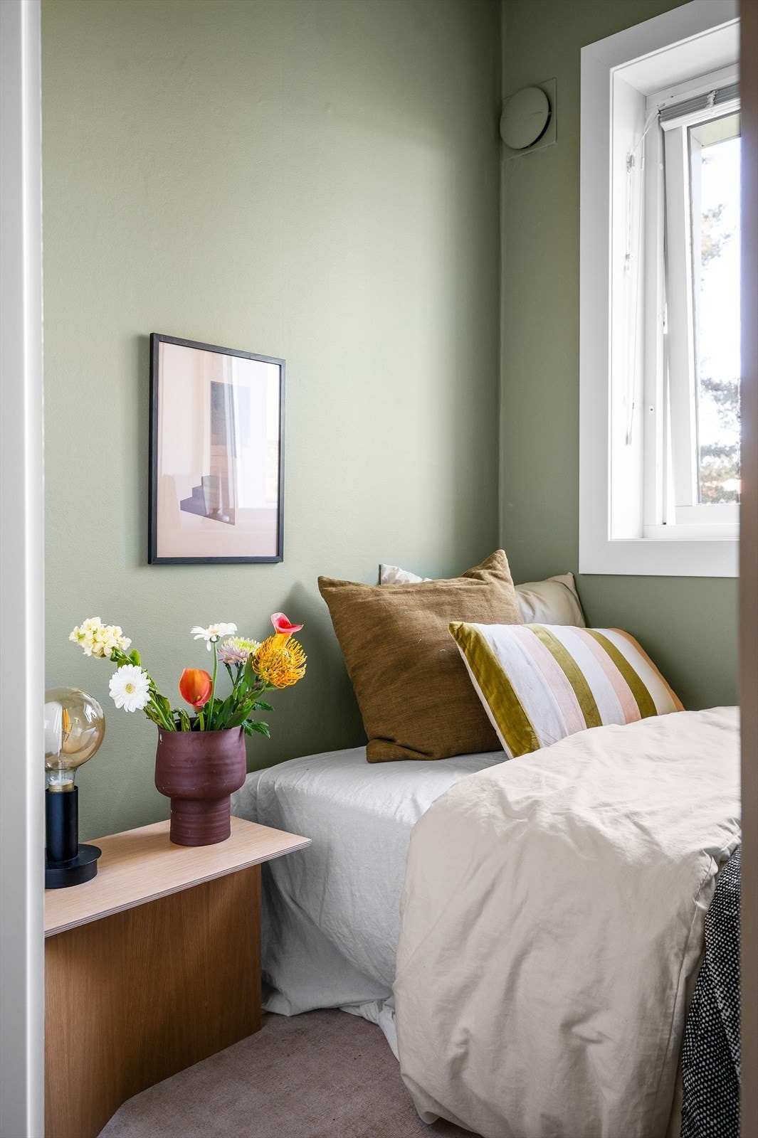 Praktisk sovealkove med plass til en enkelt seng og nattbord. Galleribilde