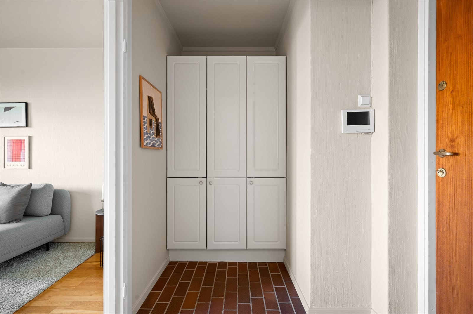 God plass til å henge fra seg ytterklær i romslig garderobeløsning. Leiligheten er tilknyttet felles dørcalling som ble oppgradert i 2023. Galleribilde