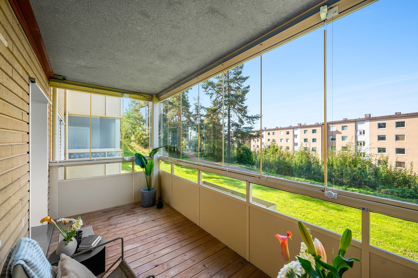 Balkongen fungerer som en forlengelse av stuen spesielt på sommerhalvåret. Galleribilde