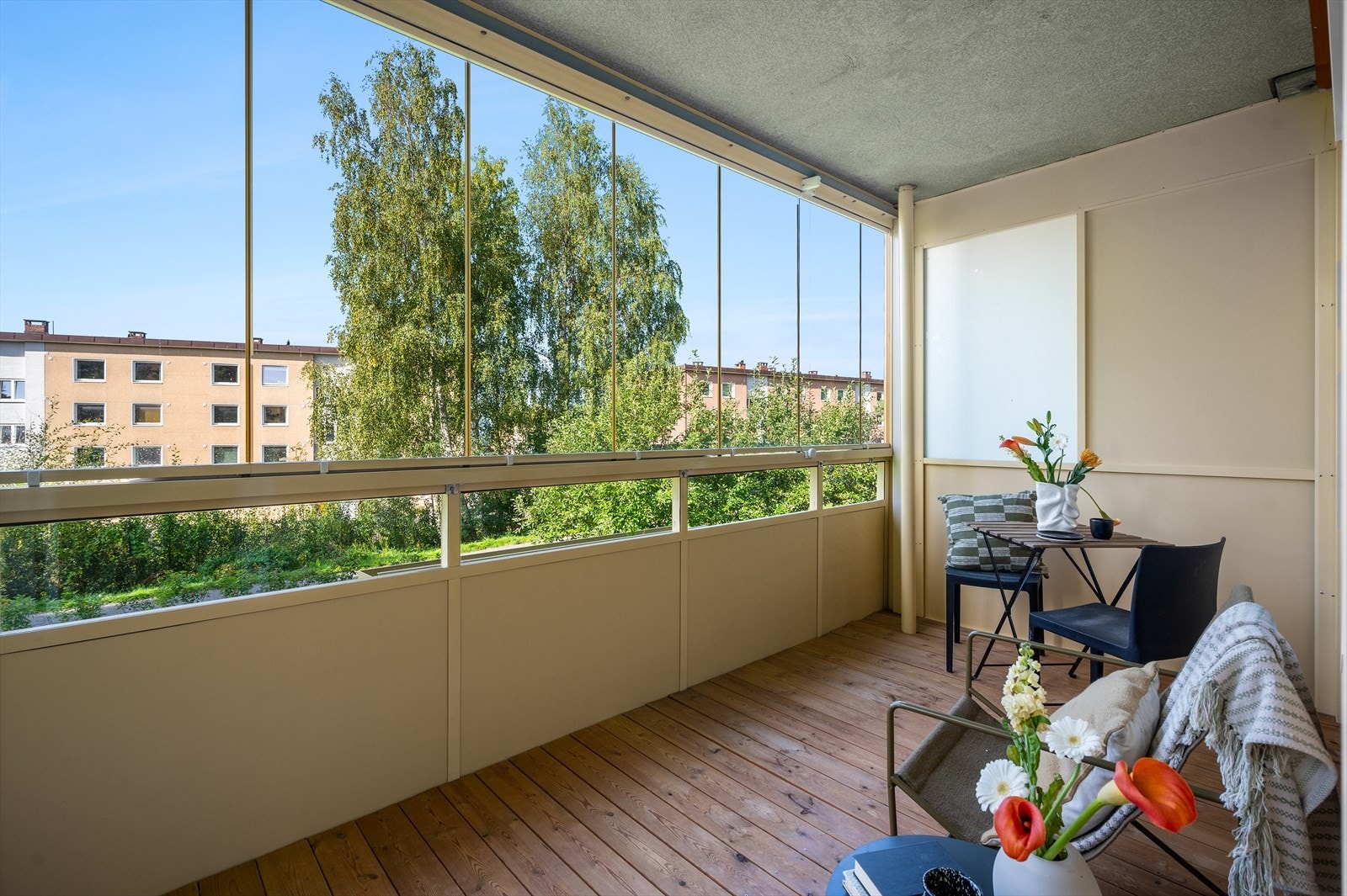 Utgang fra stuen til en innglasset balkong på ca 11 m2. Galleribilde