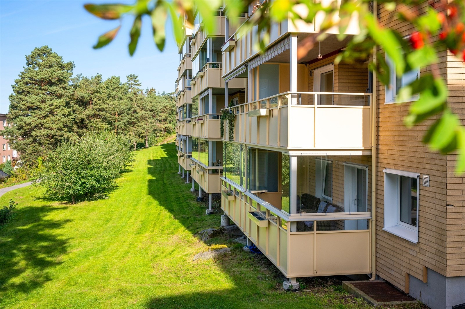 Solrik og attraktiv beliggenhet i et skjermet og tilbaketrukket boligområde. Galleribilde