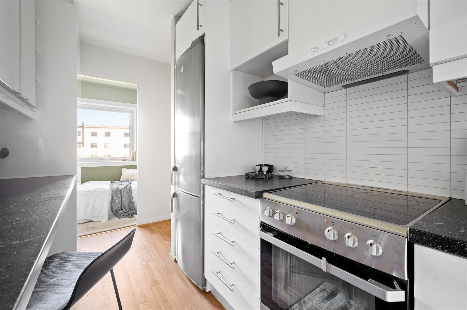 Videre er kjøkkenet utstyrt med hvitevarer som oppvaskmaskin, frittstående komfyr og kjøl/frys som medfølger boligen ved salg. Galleribilde