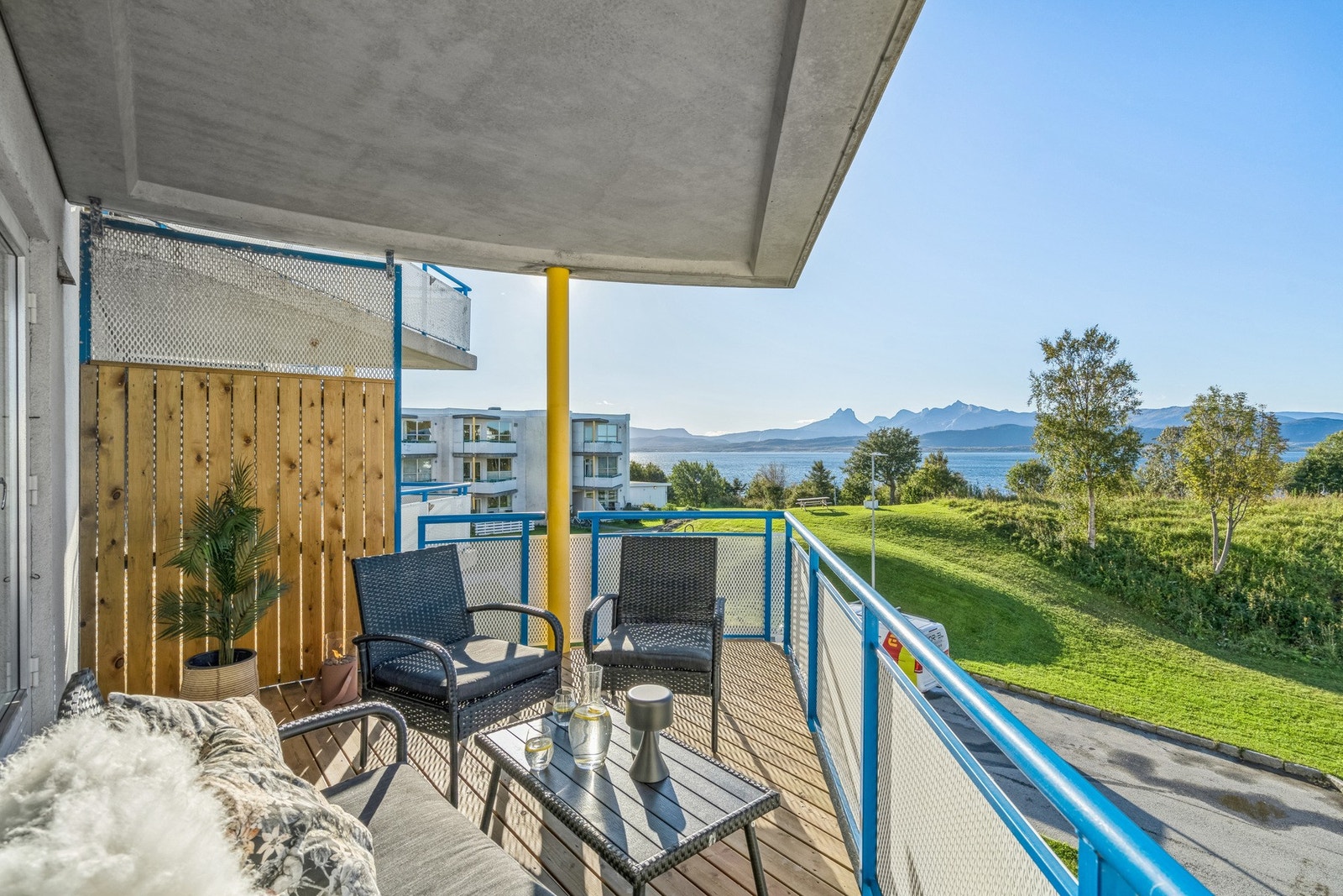 Overbygd balkong mot grønnarealene og Saltenfjorden. Galleribilde