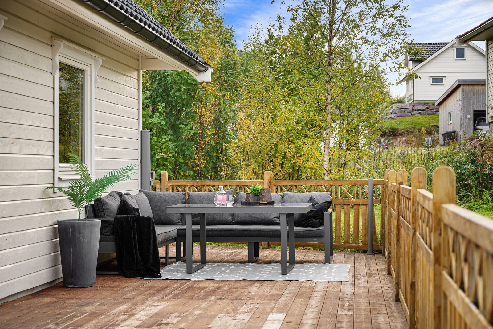 På terrassen er det fine forhold for å få inn en sittegruppe eller to Galleribilde