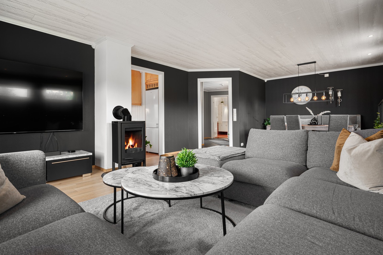 Rom for større/ulike sittegrupper i stuen Galleribilde