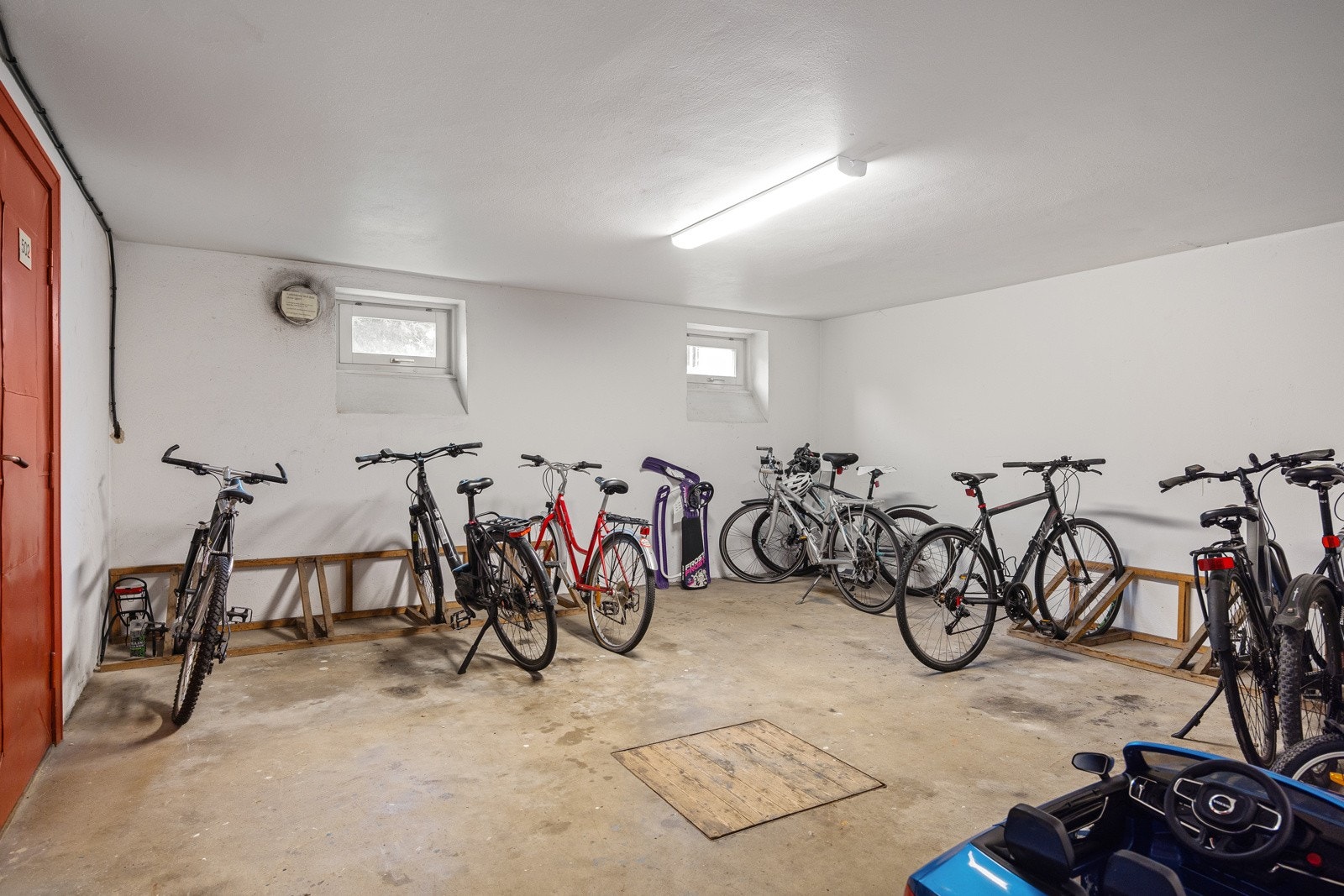 Sykkelparkering i kjeller. Galleribilde