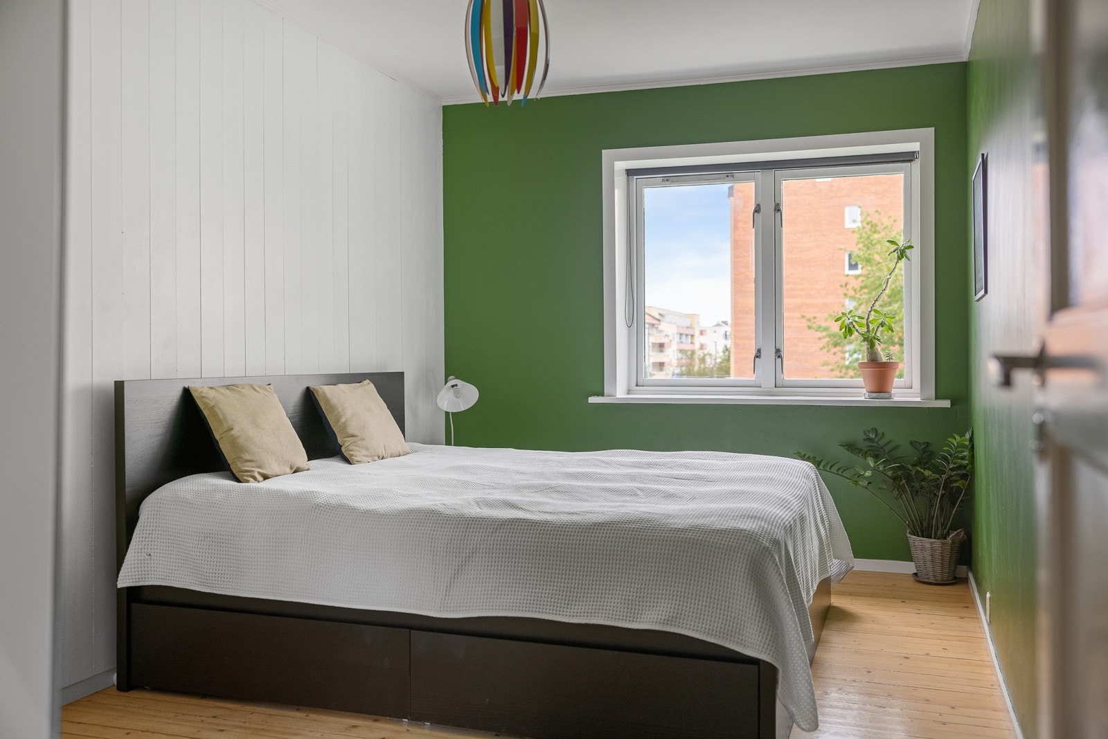 Soverom 1. Begge soverom vender mot hyggelige bilfrie fellesarealer. Galleribilde