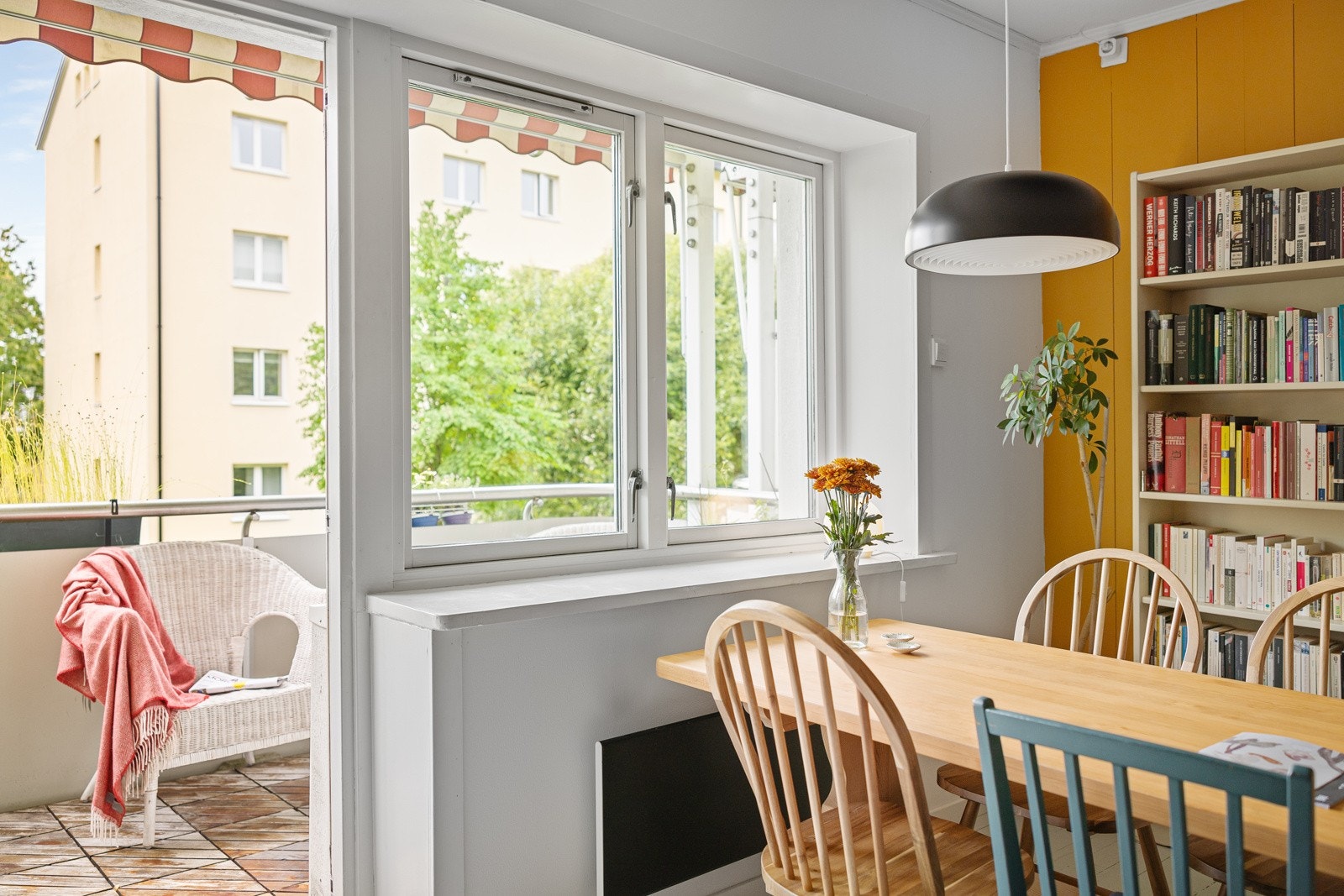 Velegnet plass for spisebord ved vinduet. Galleribilde