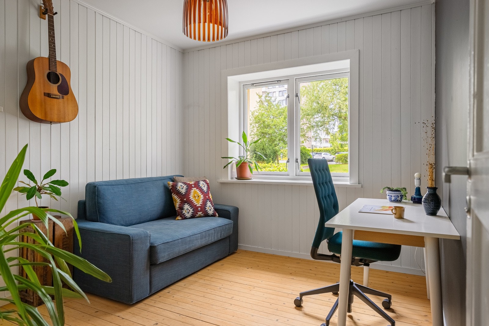 Soverom 2. Begge soverom vender mot hyggelige bilfrie fellesarealer. Galleribilde